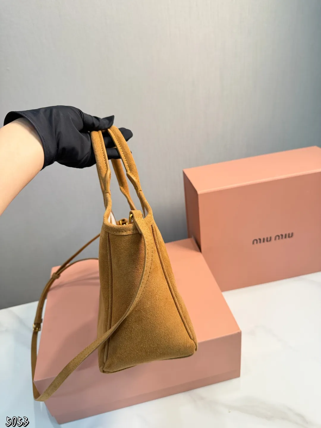 ❤️p170(礼盒包装)❤️ 缪缪MIUMIU托特包 伊势丹限定款hobo也太好看了 质感很高级容量超级大也很耐用尺寸:22*11*18cm 日常出街背它回头率百分百就是这种随性慵懒感