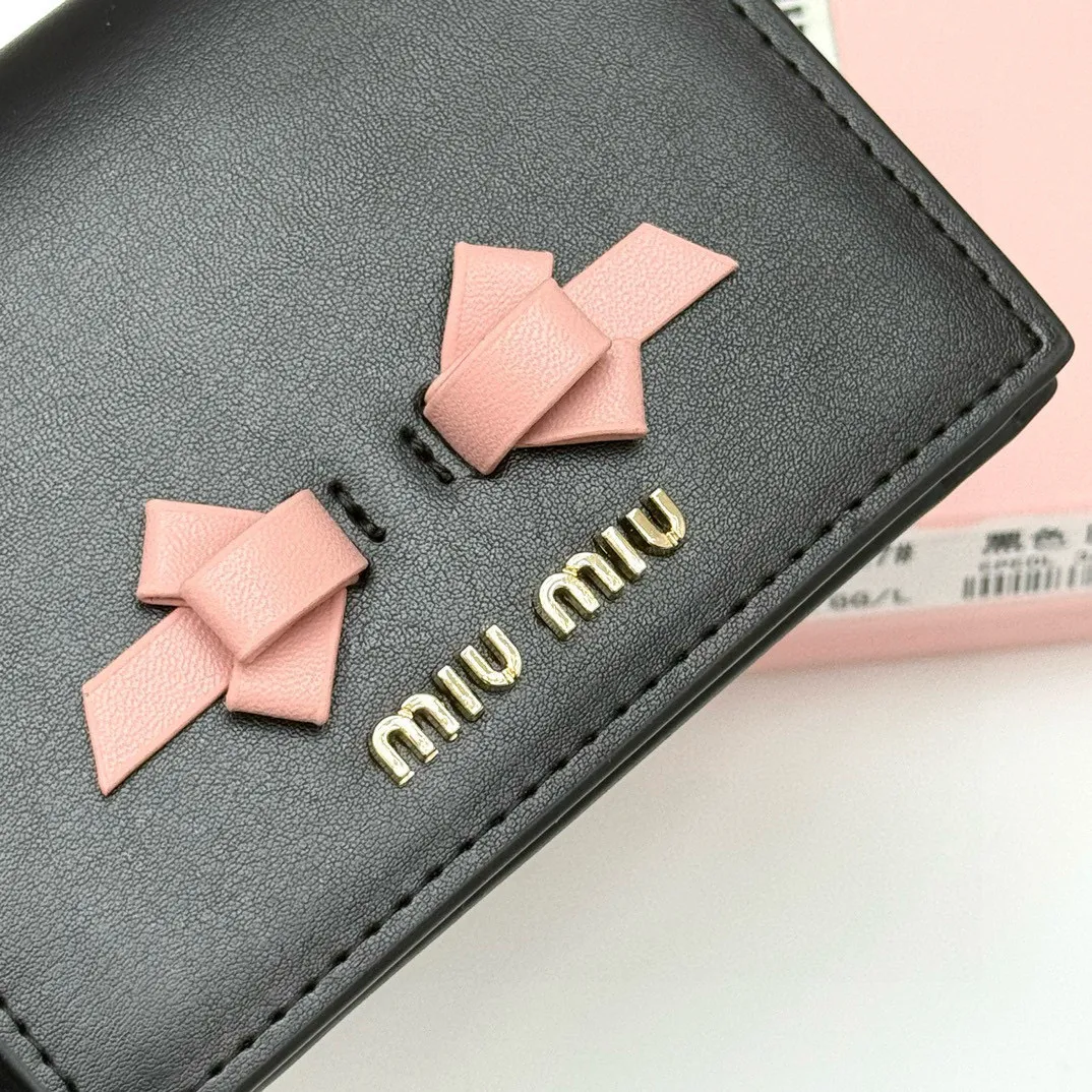 📢📢📢p95 🍒 miumiu 947 颜色：黑色 粉色 深灰色 浅灰色 尺寸：11.5*10*3 说明:miumiu专柜最新款火爆登场！采用头层牛皮，做工精致， 媲美专柜！多功能小钱包，超级精致时尚！