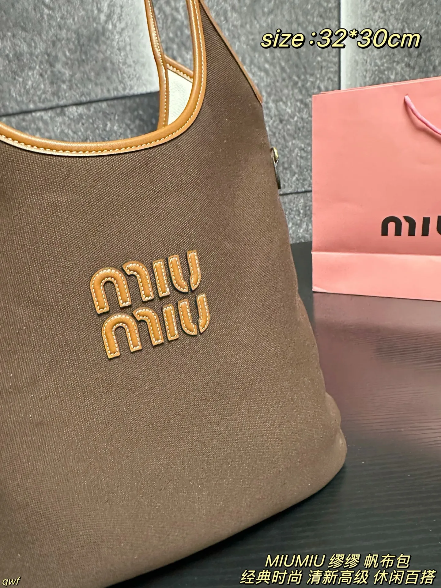 P155配盒 MIUMIU 缪缪 帆布包 Miumiu IVY帆布~是谁的包啊!也太好看了吧 一直的断货款,帆布材质搭配棕色皮质轮廓、自然色的帆布自带文艺风,再搭配miumiu 字母logo,整个包包尽显清新高级,非常轻盈 上身日常携带休闲百塔,日常出行容量也刚刚好 尺寸:32*30cm