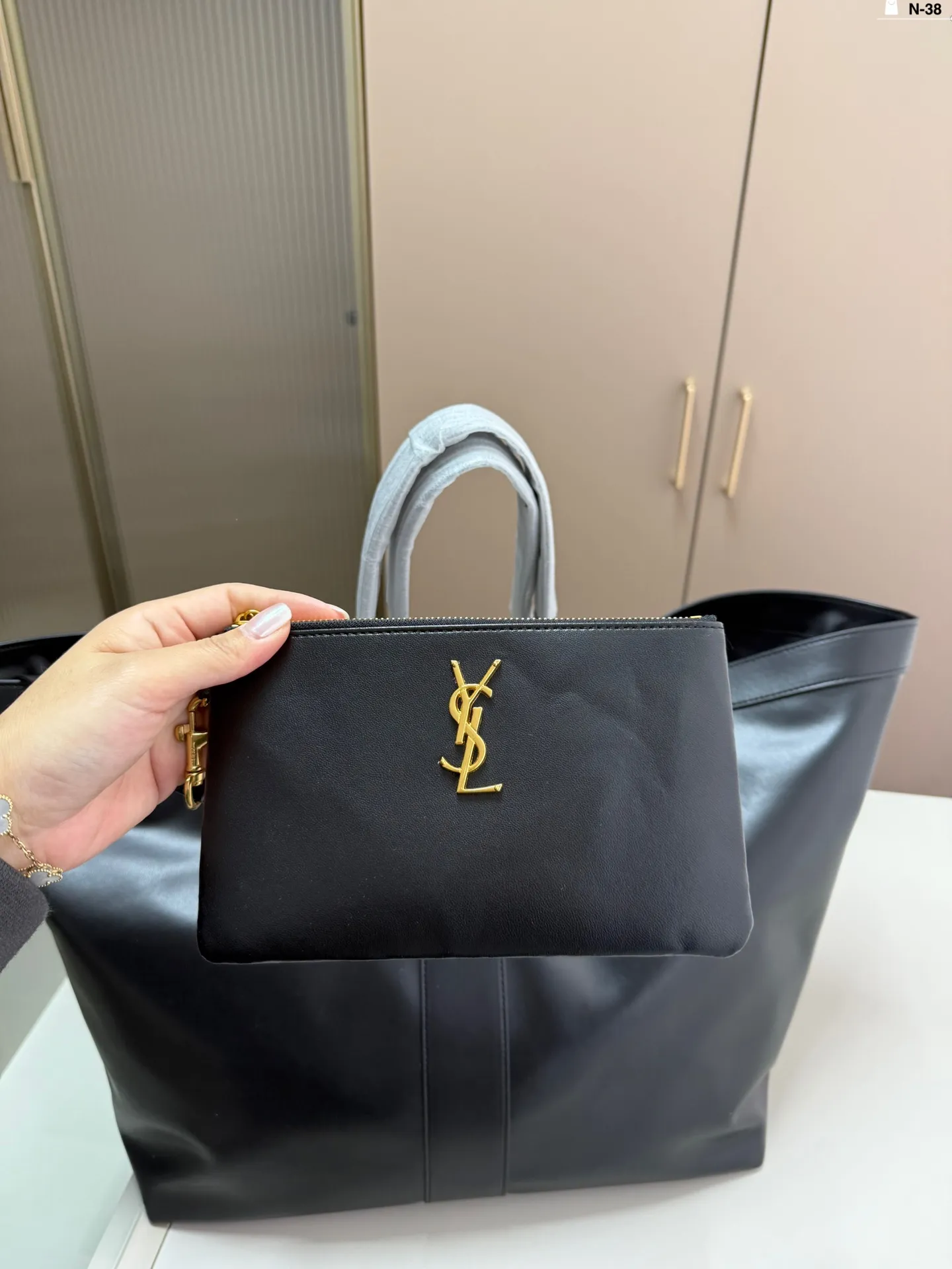 💰p165 圣罗兰 YSL WHY 托特包 容量是真的大 内里好多个口袋，超能装。 且自带一个小钱包，太实用了！ N-38尺寸36.22.26配盒