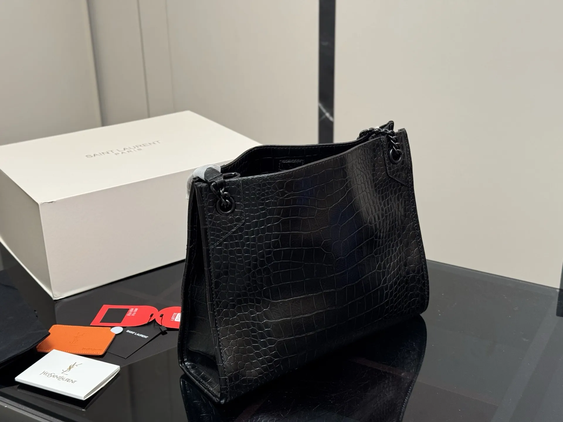 ¥200 配全套包装 size:32*27 圣罗兰的托特包 抓皱油蜡牛皮 niki shopping bag 很不一样杨树林 niki和这款托特确实是别出心裁的设计有种莫名其妙的时髦