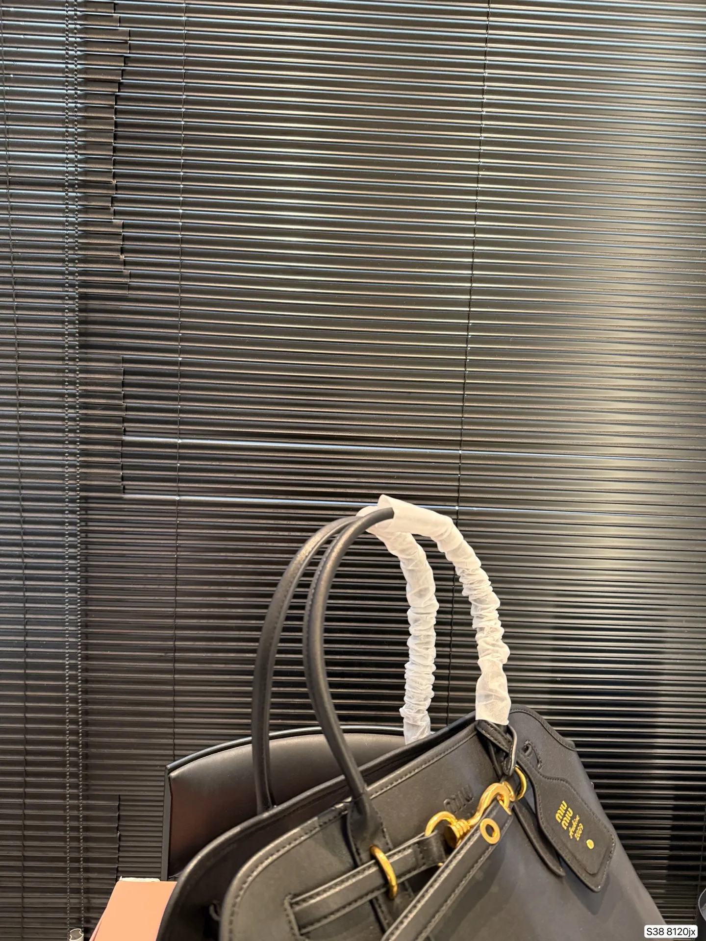 P240 配折叠盒子 麂皮缪缪托特 要么说今年MIUMIU确实&ldquo;妖&rdquo;呢 不得不承认MIUMIU现在的产品越来越受欢迎了，不仅仅女生的适龄段继续年轻化，男生的关注度也越来越高，而且营销的确也跟得上，时装周期间的热搜数量就很说明问题~尺寸：45 23货号8120