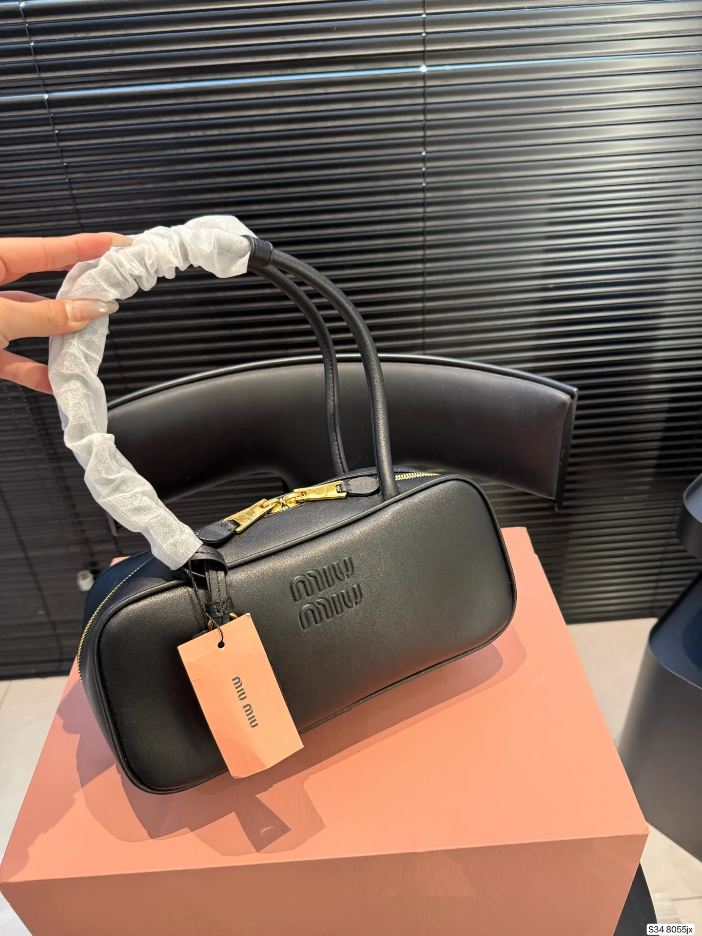 P220配折叠盒子 MIUMIU 保龄球手提包 轻轻松松高级感 包包手感巨好容量也很不赖 简单却又不失华丽 不要觉得会炸眼太高调了什么的 根本不会! 在你的精简穿搭上简直就是点睛之笔 尺寸:27 12货号8055