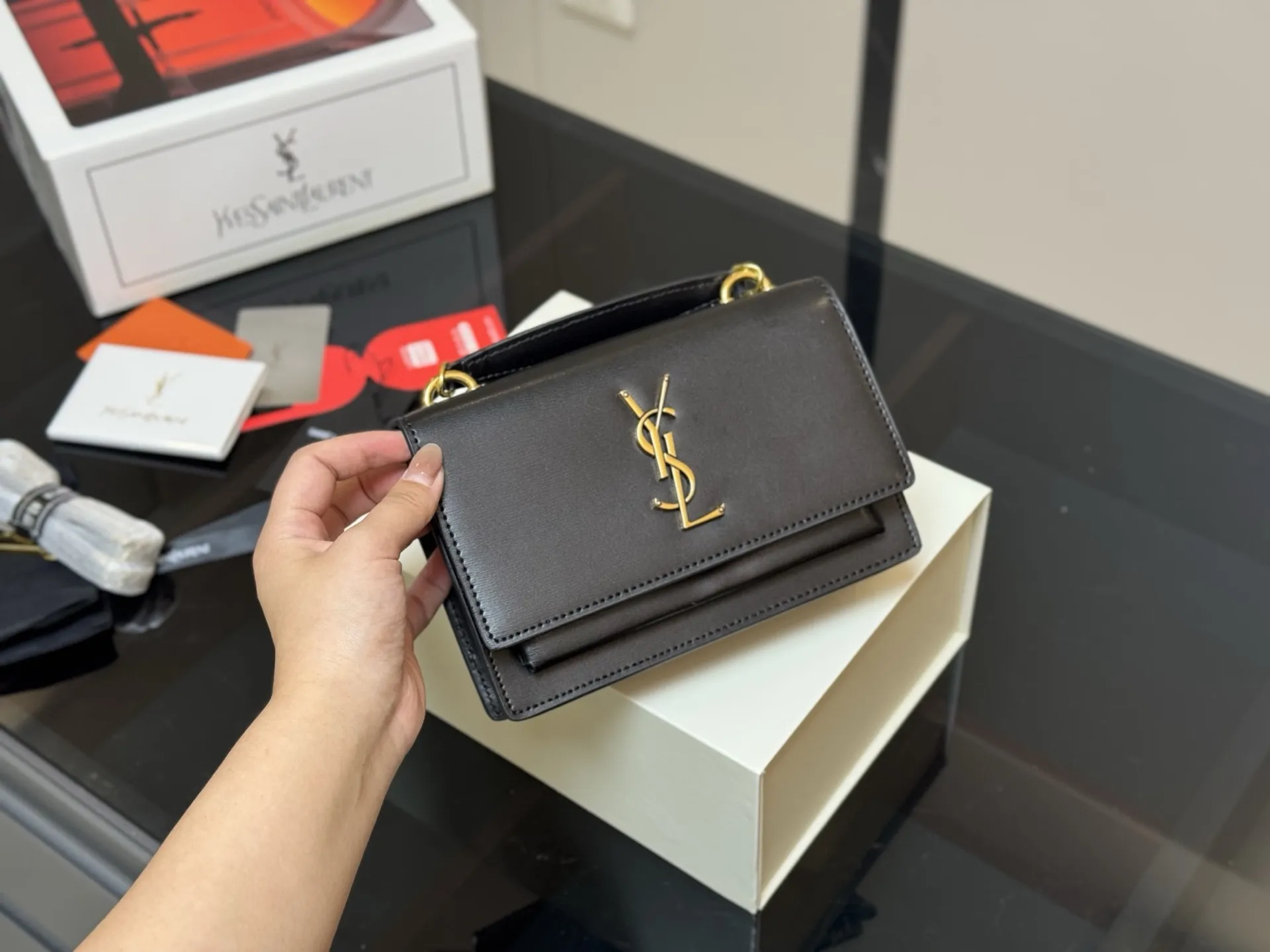 &yen;180 牛皮版本 配全套包装 圣罗兰王子文同款 无敌经典款牙签纹sunset日落包原厂皮版本！ 出了这么长时间热度依然不减， 可见它受人喜欢的程度非同一般！ 力求无穷大的接近正品， 高品质却不高价，心动不如马上行动！ 尺寸：19.13cm