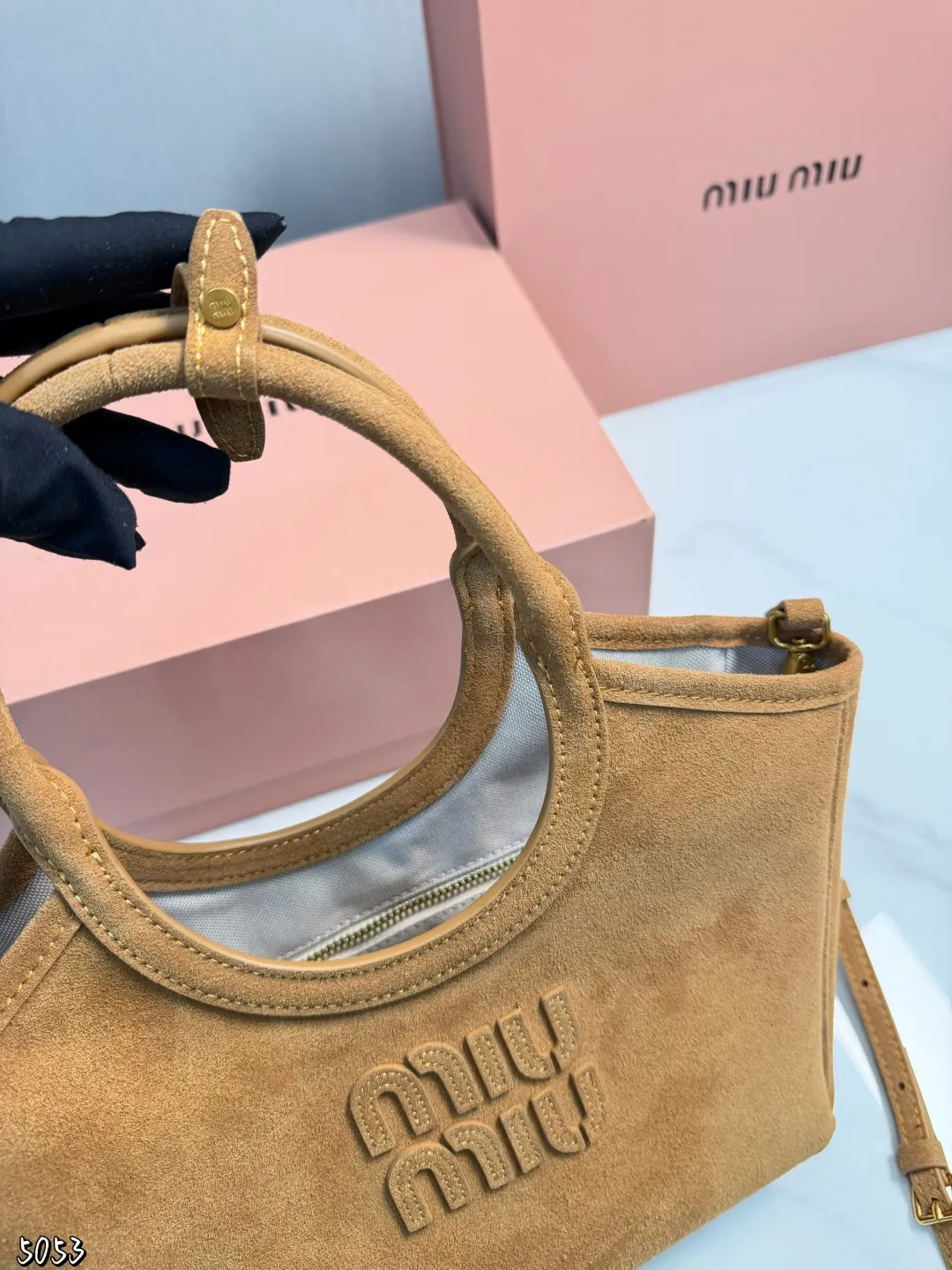 ❤️p170(礼盒包装)❤️ 缪缪MIUMIU托特包 伊势丹限定款hobo也太好看了 质感很高级容量超级大也很耐用尺寸:22*11*18cm 日常出街背它回头率百分百就是这种随性慵懒感