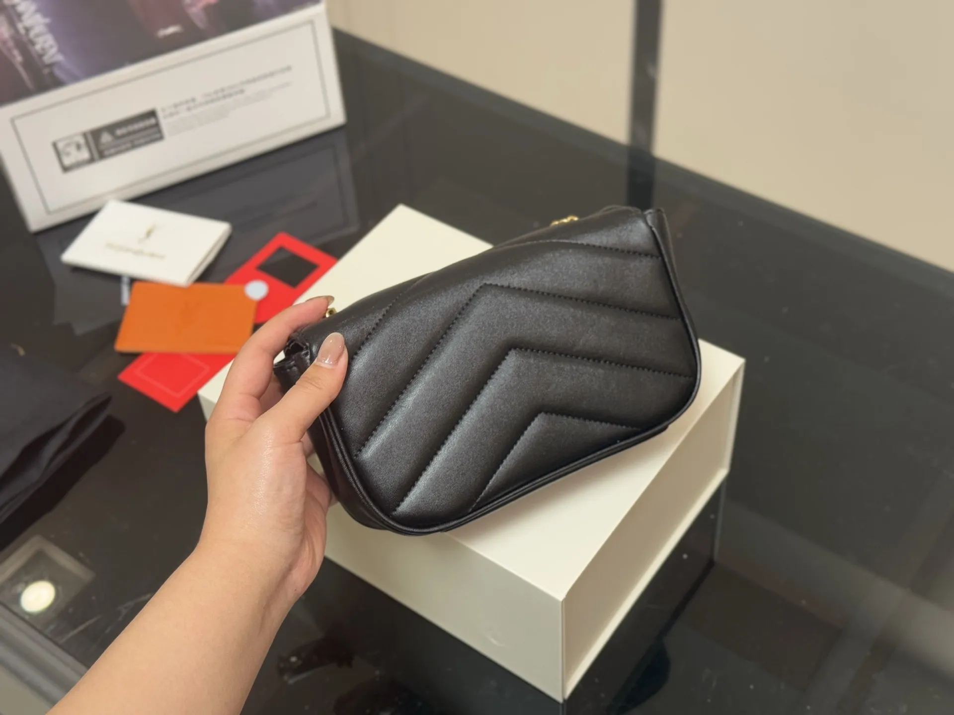 ¥170 配折叠盒飞机盒 size:20.13cm ysl LOULOU PUFFER 圣罗兰软乎乎 黑金louloupuffer云朵包 中号的尺寸刚刚👌 搜索🔍圣罗兰ysl