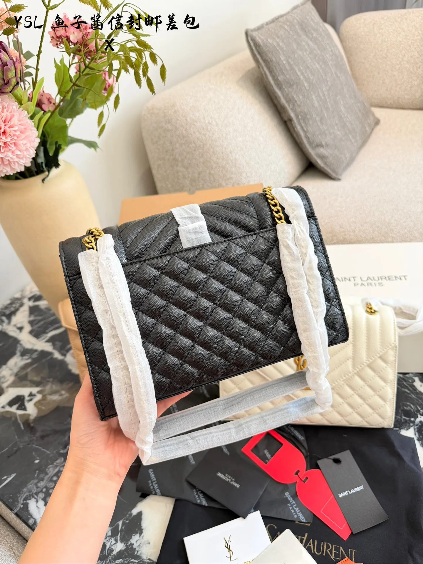 YSL鱼子酱信封包p155 🖤YSL Envelope鱼子酱信封包,经典信封造型+绗缝设计,质感满分!颗粒纹牛皮耐磨又高级,金色Logo超有辨识度✨。中号尺寸约24×17×6cm,容量适中,日常通勤或约会都很OK。链条可调节,单肩、斜挎、腋下背法随心切换,百搭不挑衣服,四季都能用!黑金配色经典耐看,实用又时髦,是YSL标志性手袋之一💼。