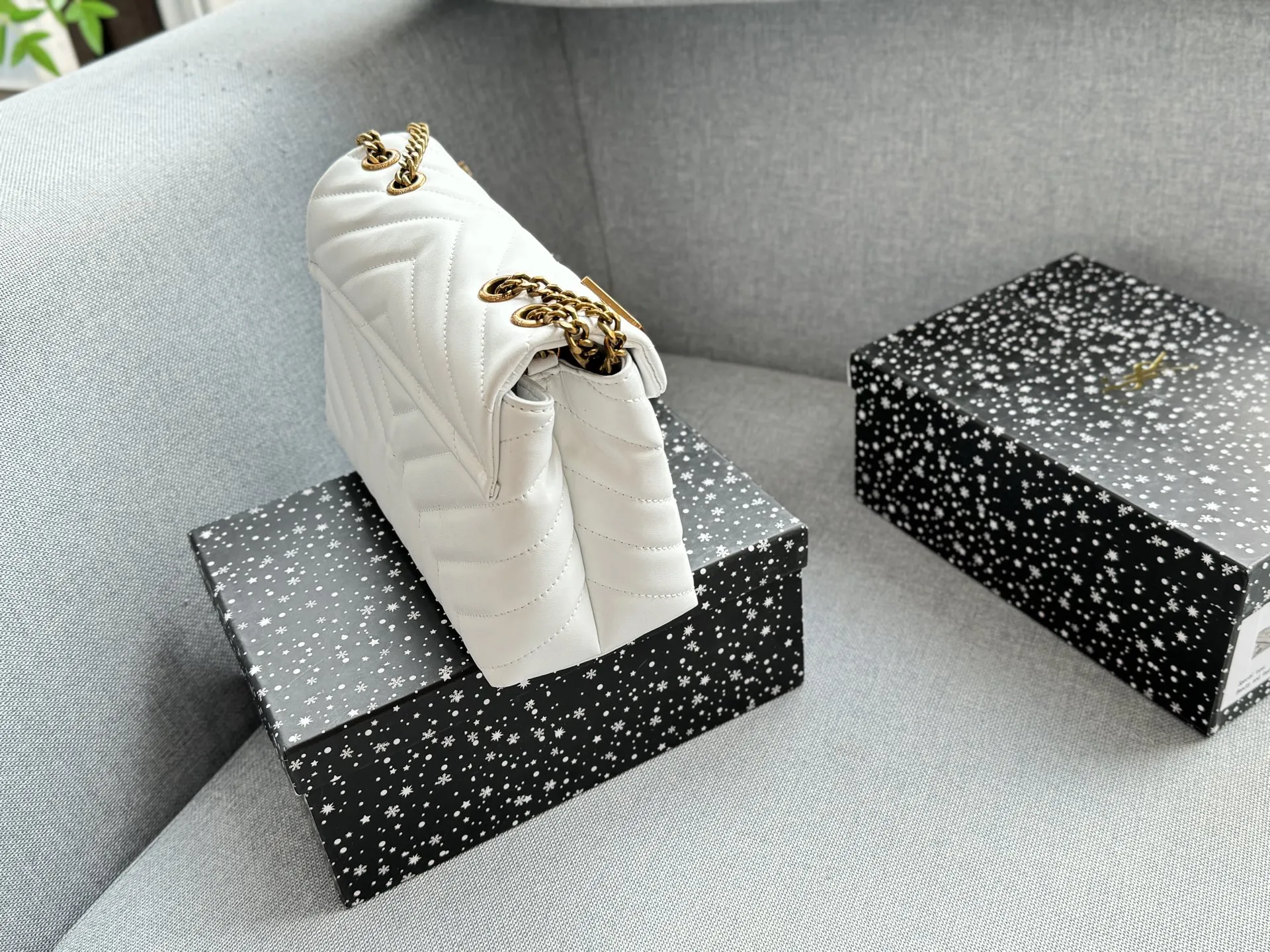 💰130 天地盖 size：25&times;17 圣罗兰 YSL LOULOU 徽章 信封包 链条包 斜挎单肩包 云朵包 越看越有气质 休闲商务都可驾驭 仙女们快来把它带回家✨ 时髦瞬间被拿捏，真的百搭，不信你试！