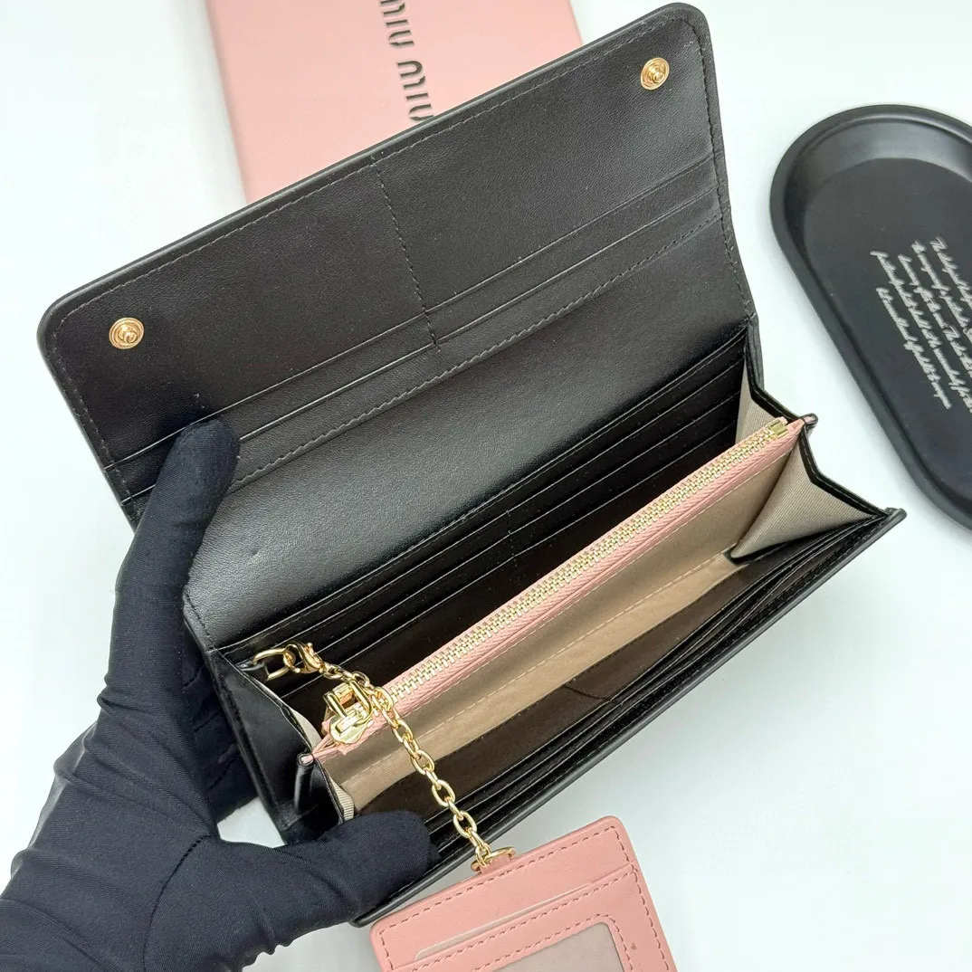 📢📢📢p105 miumiu 946 颜色：黑色 粉色 深灰色 浅灰色 尺寸：19*10.5*3.5 说明:miumiu专柜最新款火爆登场！采用头层牛皮，做工精致， 媲美专柜！绝美配色，超级精致时尚！