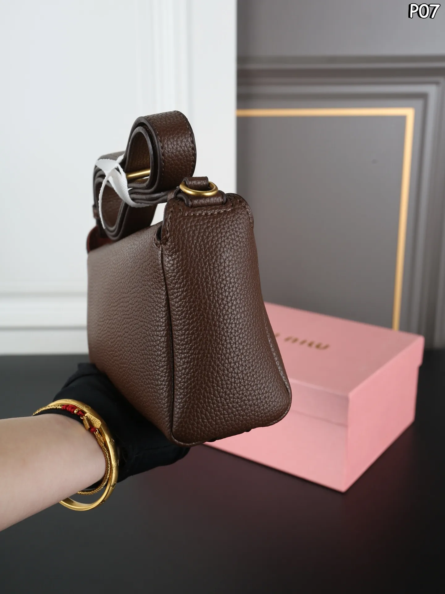 P145 天地盖 MIU MIU缪缪 相机包 斜挎单肩包 Miumiu相机包太可爱啦！荔枝纹小牛皮，手感好柔软太适合秋冬了[赞R] 方形设计简约低调又高级～ 日常手机 粉饼 钥匙.. 都能收纳～ 肩带可随意调节，时髦感十足～ 尺寸：20&times;11