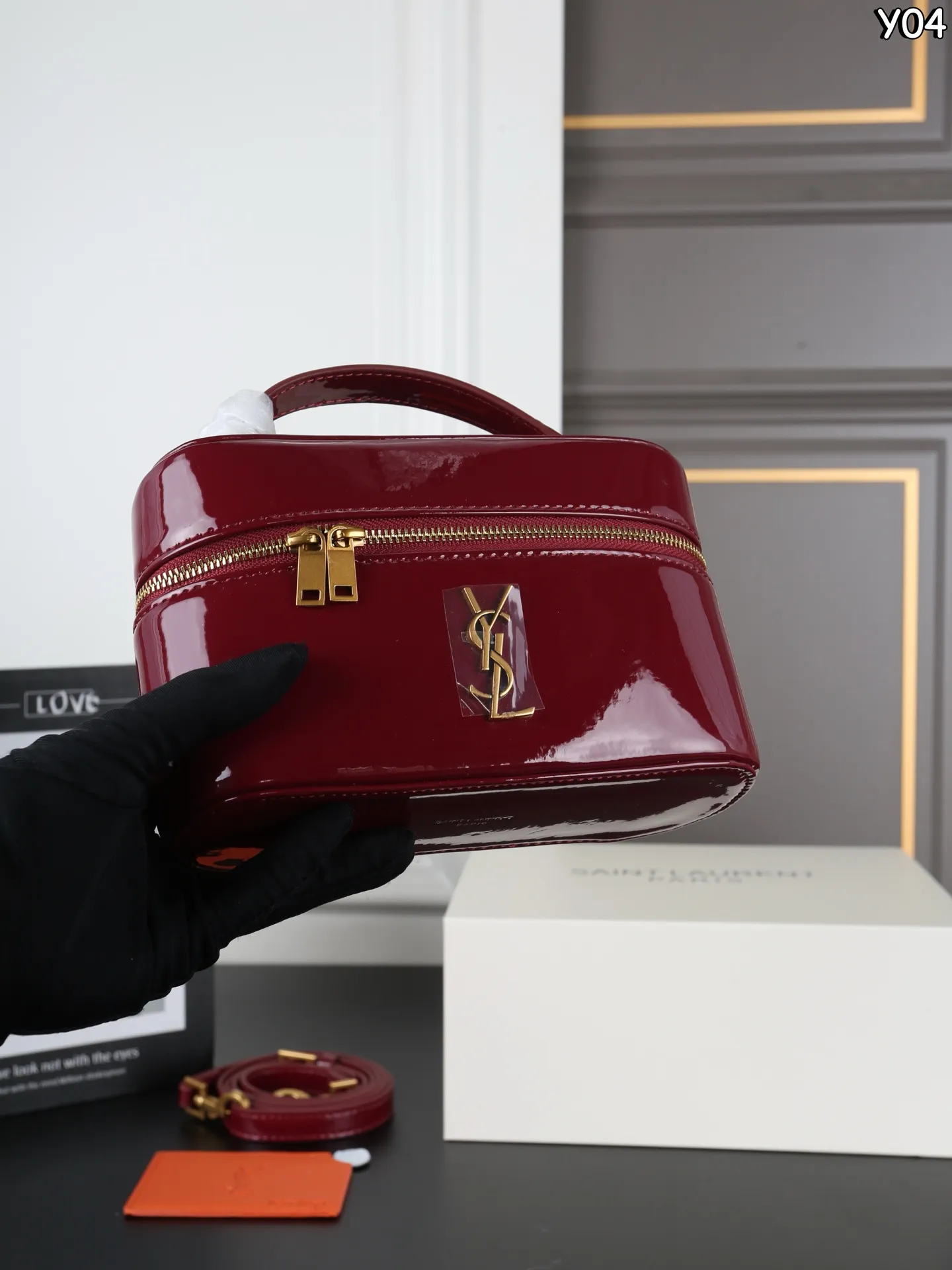 P180 全套礼盒 圣罗兰 YSL GABY 漆皮 盒子包 单肩斜挎手提包化妆包 漆皮更复古,更有个性~ 秋冬新款漆皮系列丨泛着高级光泽哇 高级感都要溢出来啦 尺寸:18×12