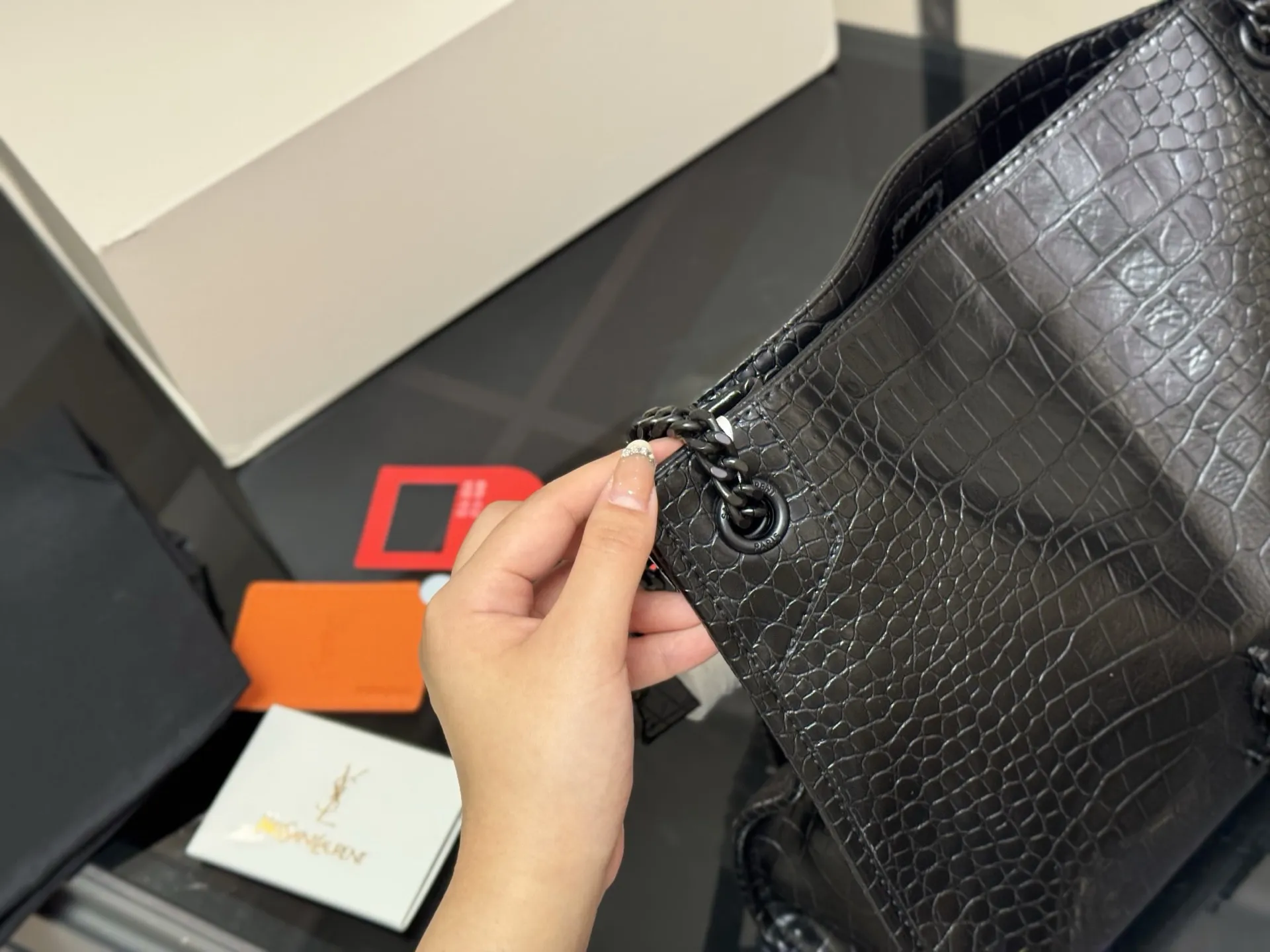 &yen;200 配全套包装 size：32*27 圣罗兰的托特包 抓皱油蜡牛皮 niki shopping bag 很不一样杨树林 niki和这款托特确实是别出心裁的设计有种莫名其妙的时髦