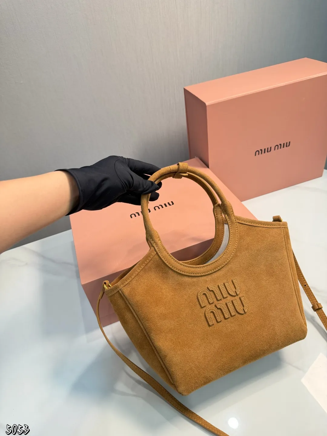 ❤️p170(礼盒包装)❤️ 缪缪MIUMIU托特包 伊势丹限定款hobo也太好看了 质感很高级容量超级大也很耐用尺寸:22*11*18cm 日常出街背它回头率百分百就是这种随性慵懒感