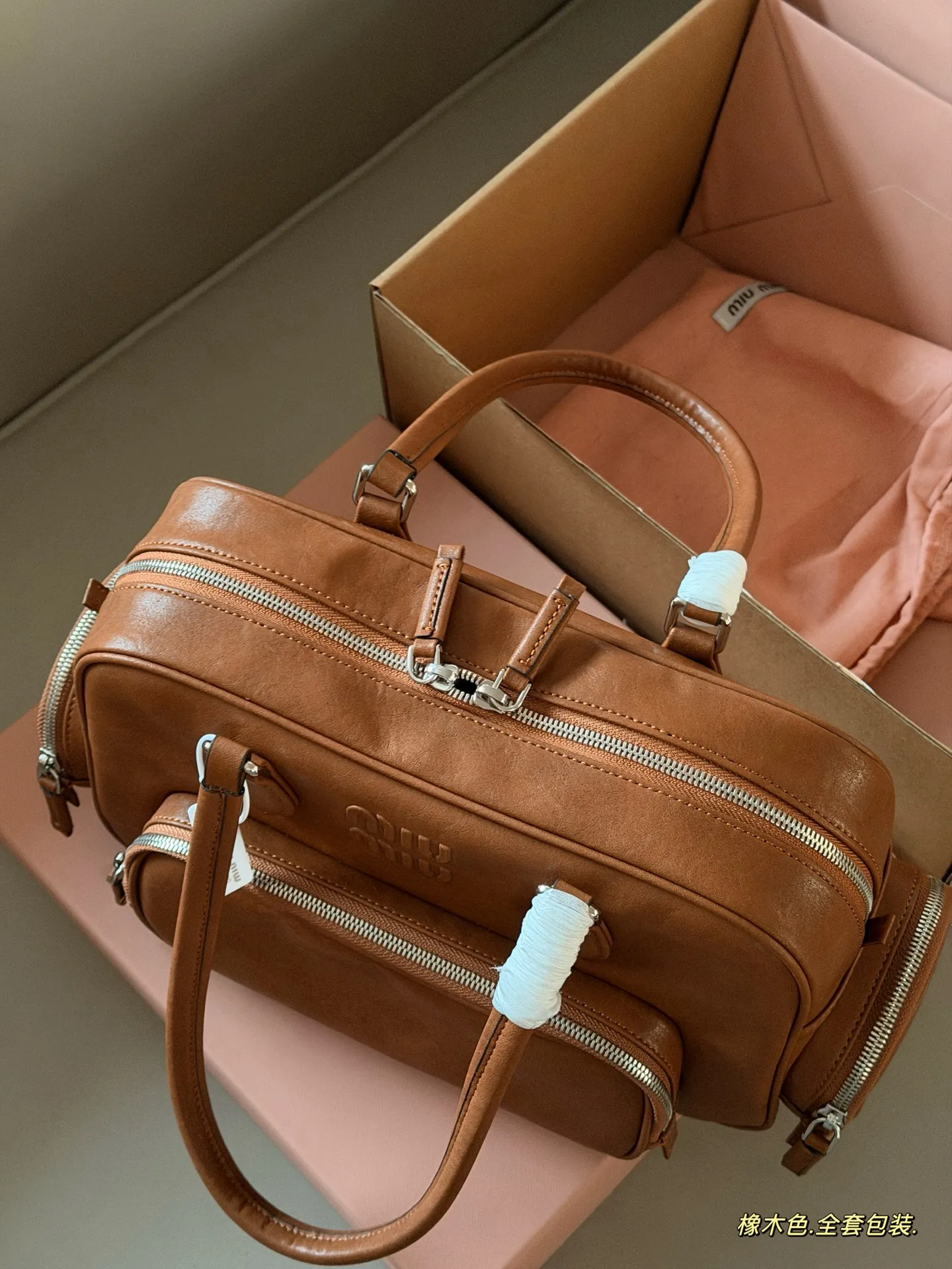 💰310 配全套包装 牛皮 size:38*16cm miumiu 新的小机车包 一眼爱上 皮质是耐用的微雾面肌理, 更复古哦! 请把这只miumiu机车包焊在我肩上