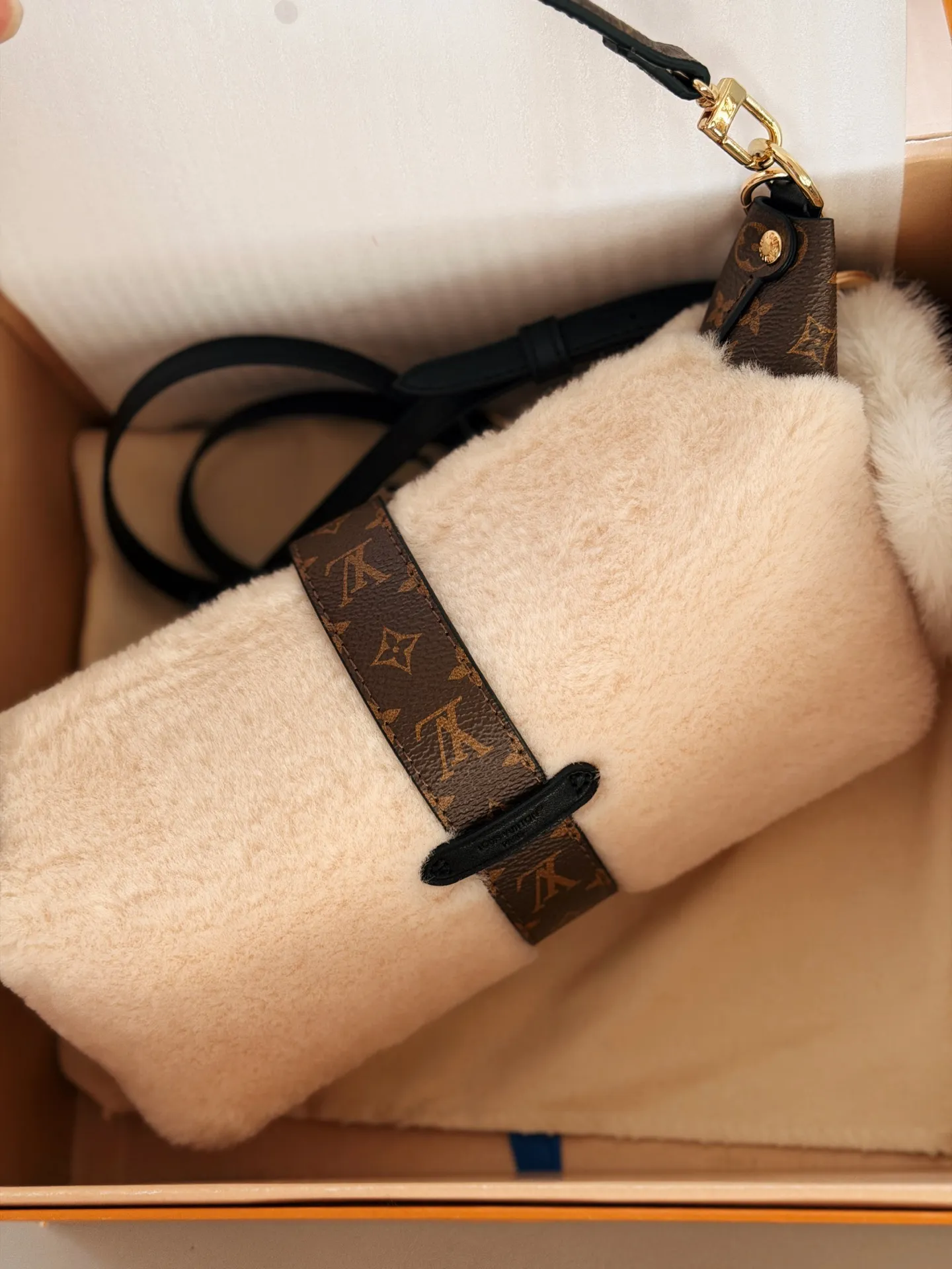 💰 180配盒 赠送挂件哦! size:21.5*12cm L家 新款MIA饺子包 小小饭盒包拿捏 奶呼呼的毛绒包 摸起来像抱着一团云朵, 老花皮拼接+金属扣设计复古又高级 还有可爱的花朵挂饰加持 冬天背它出门,保暖又吸睛哦!