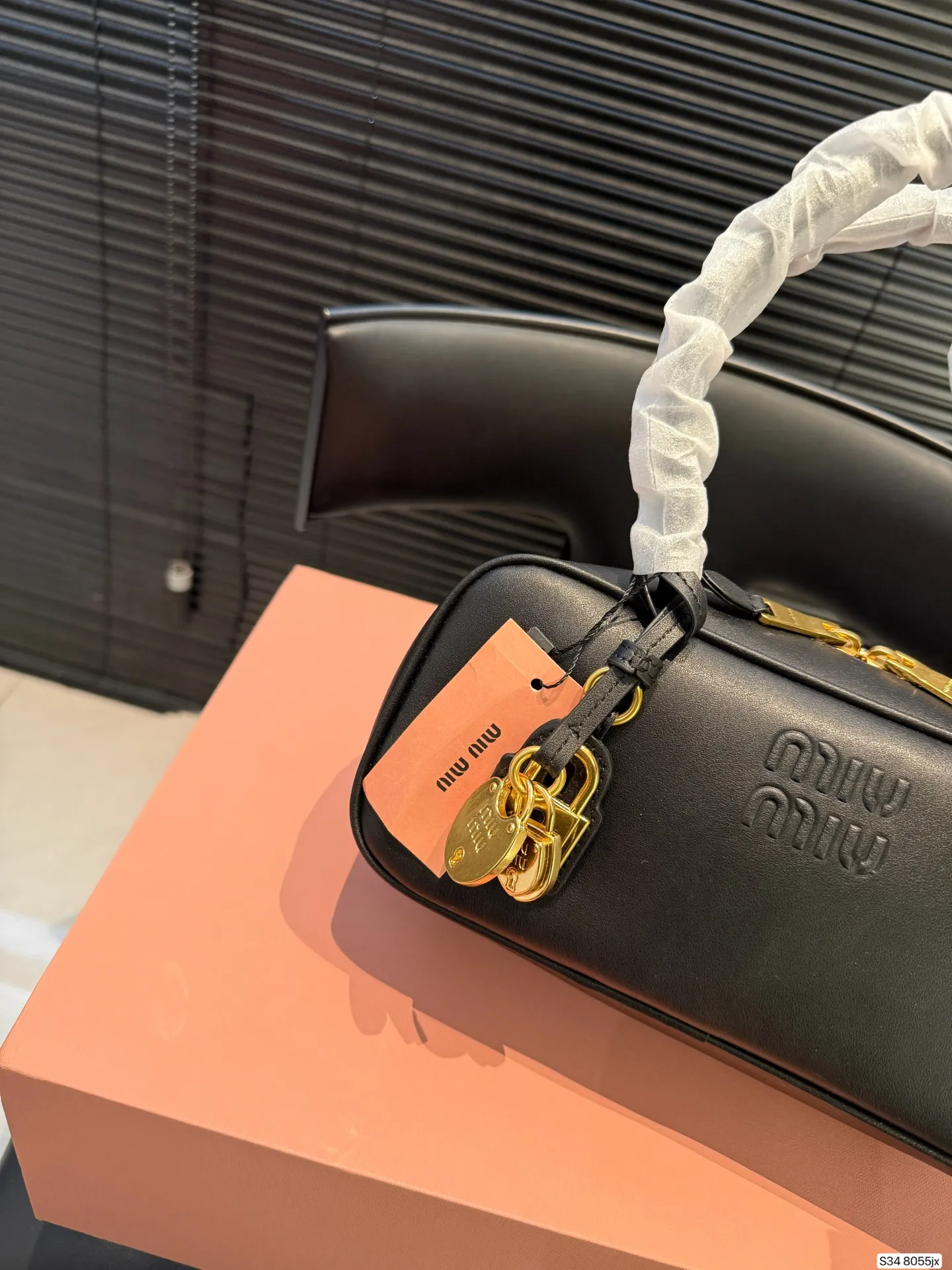 P220配折叠盒子 MIUMIU 保龄球手提包 轻轻松松高级感 包包手感巨好容量也很不赖 简单却又不失华丽 不要觉得会炸眼太高调了什么的 根本不会! 在你的精简穿搭上简直就是点睛之笔 尺寸:27 12货号8055