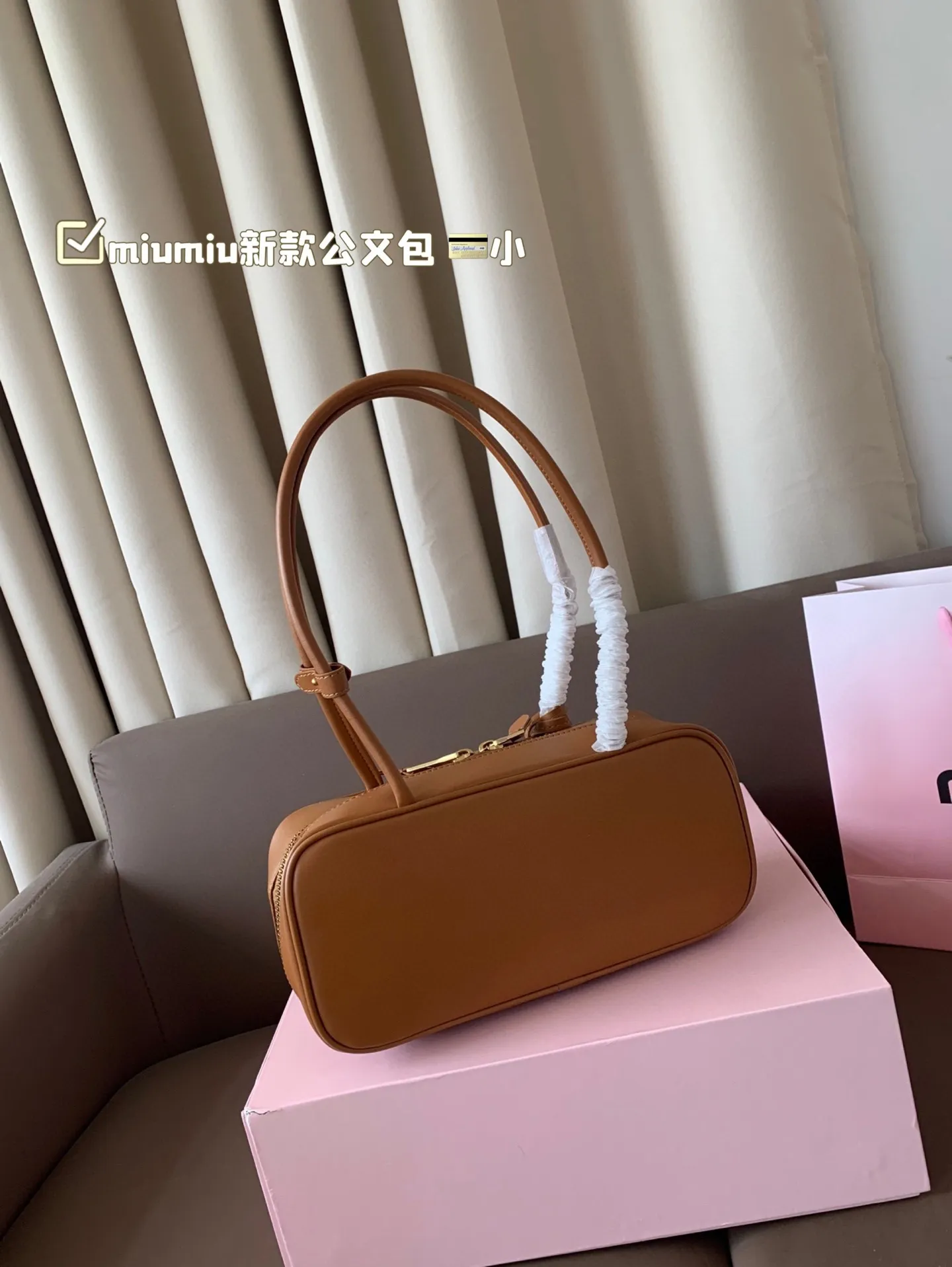 小P255 miumiu新款公文包 今年的风刮的太猛了 老多爆款了！ 这款的版型太受欢迎！ #miumiu 这一季不管是单肩包 #miumiu包 还是托特包都超级可爱！ 尺寸 大28*13