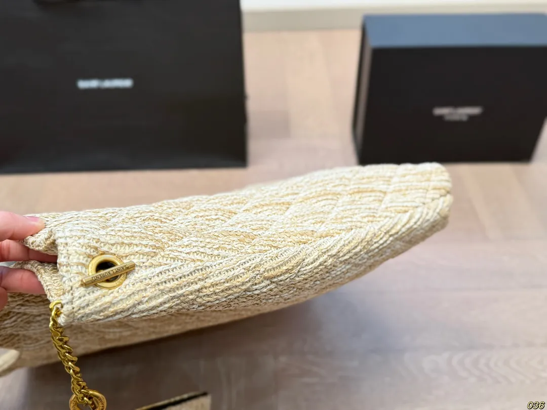 ¥180 YSL圣罗兰草编子母托特包💕 超大空间 配零钱包✔️ 大logo搭配草编工艺~ 别有一番风味 ,巨轻盈 慵懒随性,自在随心❗️❗️ 尺寸38 38