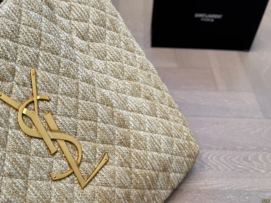 &yen;180 YSL圣罗兰草编子母托特包💕 超大空间 配零钱包✔️ 大logo搭配草编工艺～ 别有一番风味 ，巨轻盈 慵懒随性，自在随心❗️❗️ 尺寸38 38