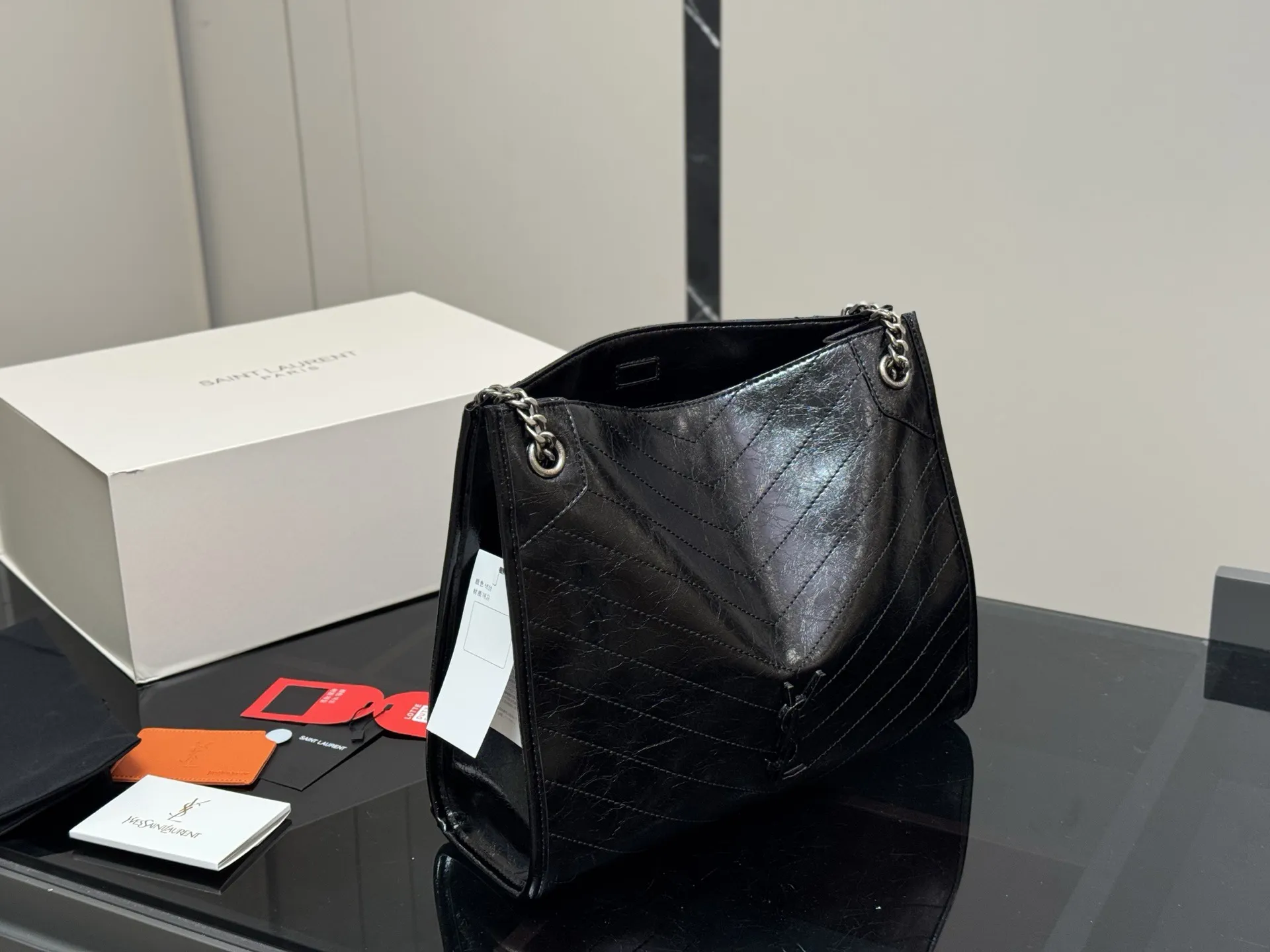 &yen;200 配全套包装 size：32*27 圣罗兰的托特包 抓皱油蜡牛皮 niki shopping bag 很不一样杨树林 niki和这款托特确实是别出心裁的设计有种莫名其妙的时髦