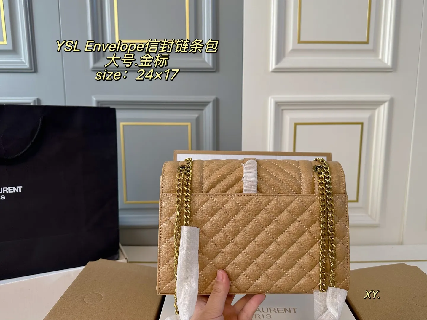P150 大号(折叠盒飞机盒) size:24×17 YSL 圣罗兰Envelope 信封包链条包💕 超能装的信封包,简直美翻啦! 包内配有镜子🪞~ 方正的包型,透露出成熟气质 斜挎、单肩、手提背都好看✅ 通勤或休闲,上身很有气场‼️