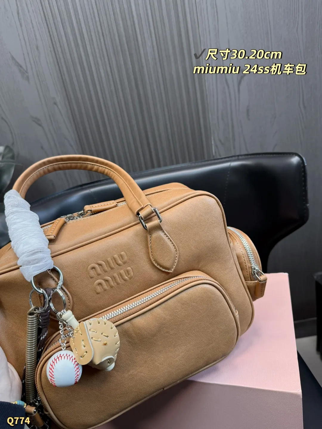 💰190 配折叠盒 尺寸:30.20 cm 缪缪 MIUMIU今年最特别款式机车包.斜挎包-皮质柔软,棉质缎面衬里,多口袋设计模糊功能与装饰界限,个性鲜明,能驾驭各种风格,可甜可盐,容量可光,各大明星时尚搏主几乎人手一个