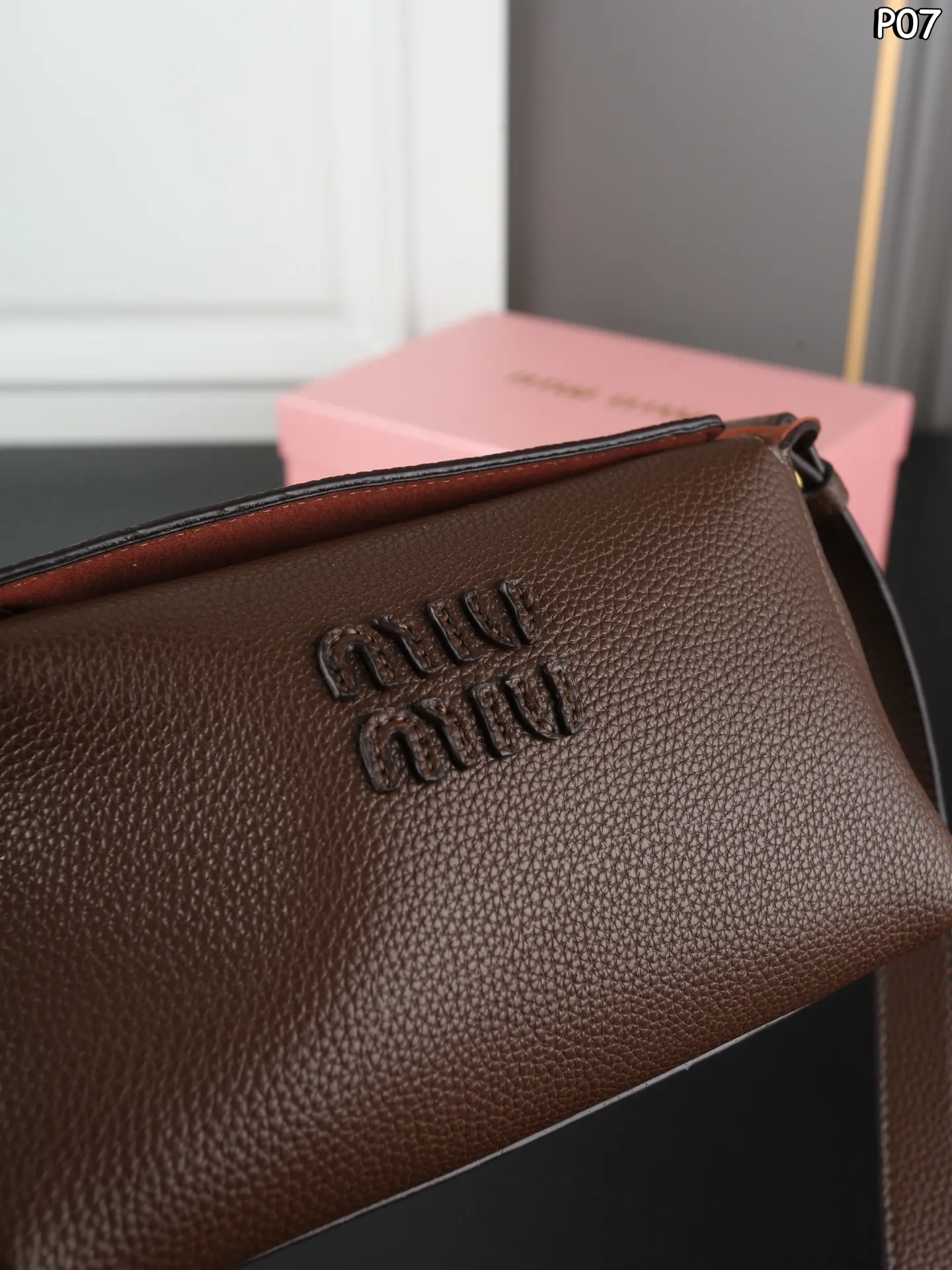 P145 天地盖 MIU MIU缪缪 相机包 斜挎单肩包 Miumiu相机包太可爱啦！荔枝纹小牛皮，手感好柔软太适合秋冬了[赞R] 方形设计简约低调又高级～ 日常手机 粉饼 钥匙.. 都能收纳～ 肩带可随意调节，时髦感十足～ 尺寸：20&times;11