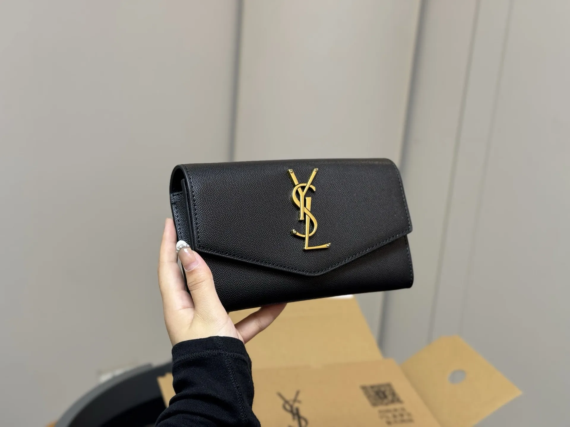 &yen;150 配折叠盒飞机盒 size：19*12cm 圣罗兰 woc二合一信封包 牛皮看起来质感特别好！耐磨耐用！ 🉑️斜挎🉑️