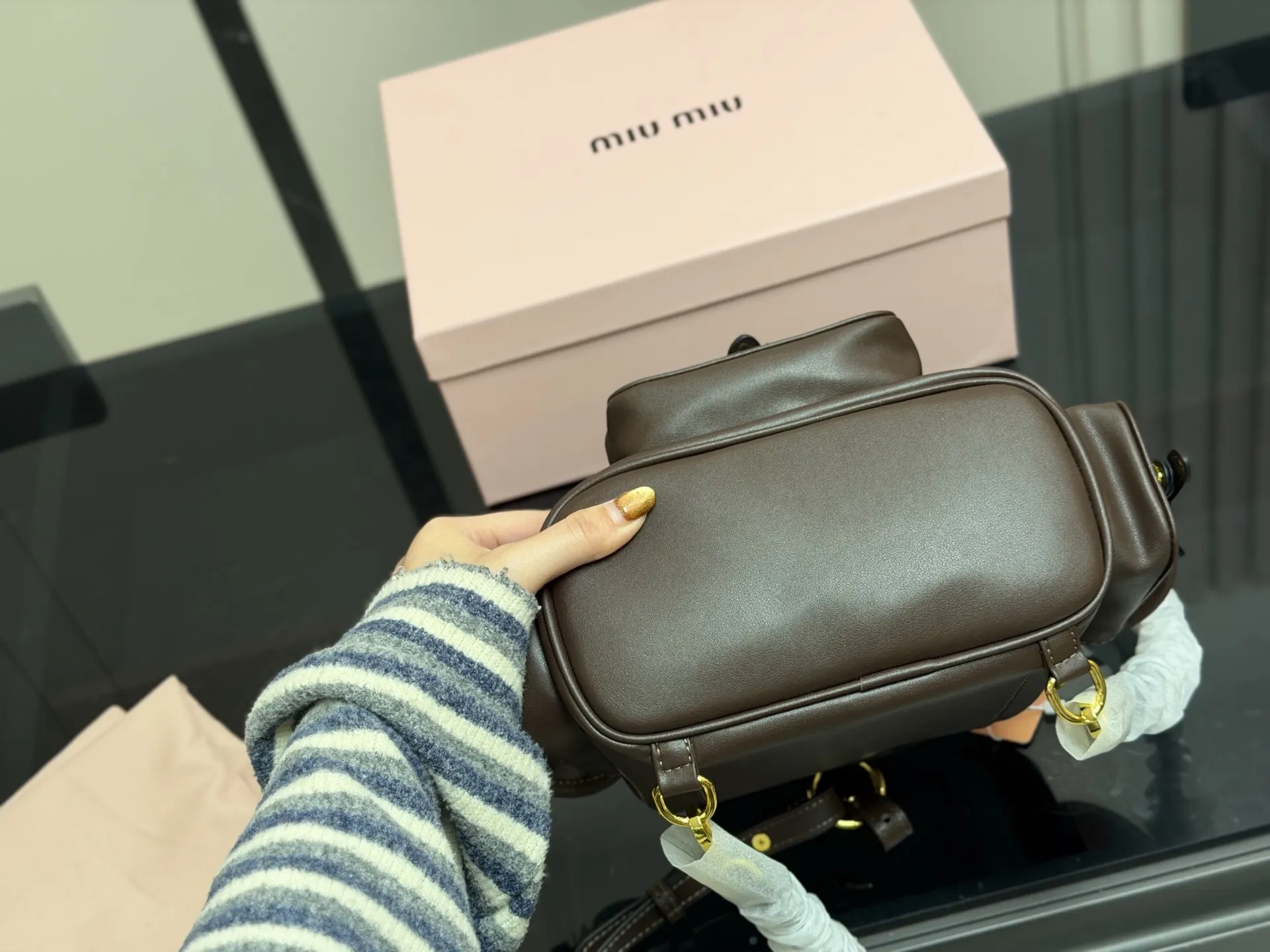 &yen;210 配盒 size：21*23cm（小号） 又一季特别美丽的Miu Miu miumiu ss25 双肩包 少女心与摩登格调的碰撞 轻松拿捏时髦 轻便能装，质感绝绝子，miumiu的少女感+酷感完美结合~