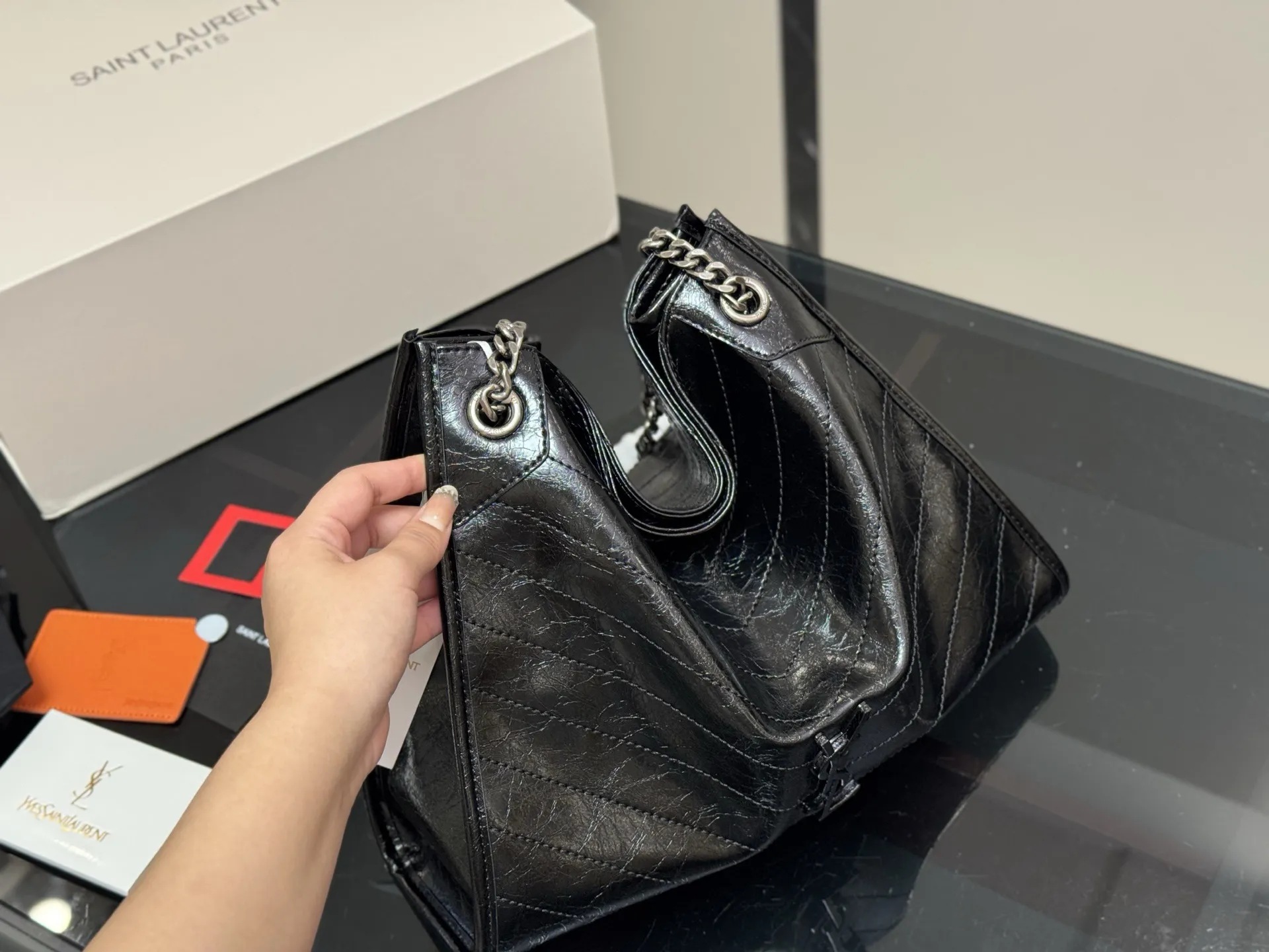 ¥200 配全套包装 size:32*27 圣罗兰的托特包 抓皱油蜡牛皮 niki shopping bag 很不一样杨树林 niki和这款托特确实是别出心裁的设计有种莫名其妙的时髦