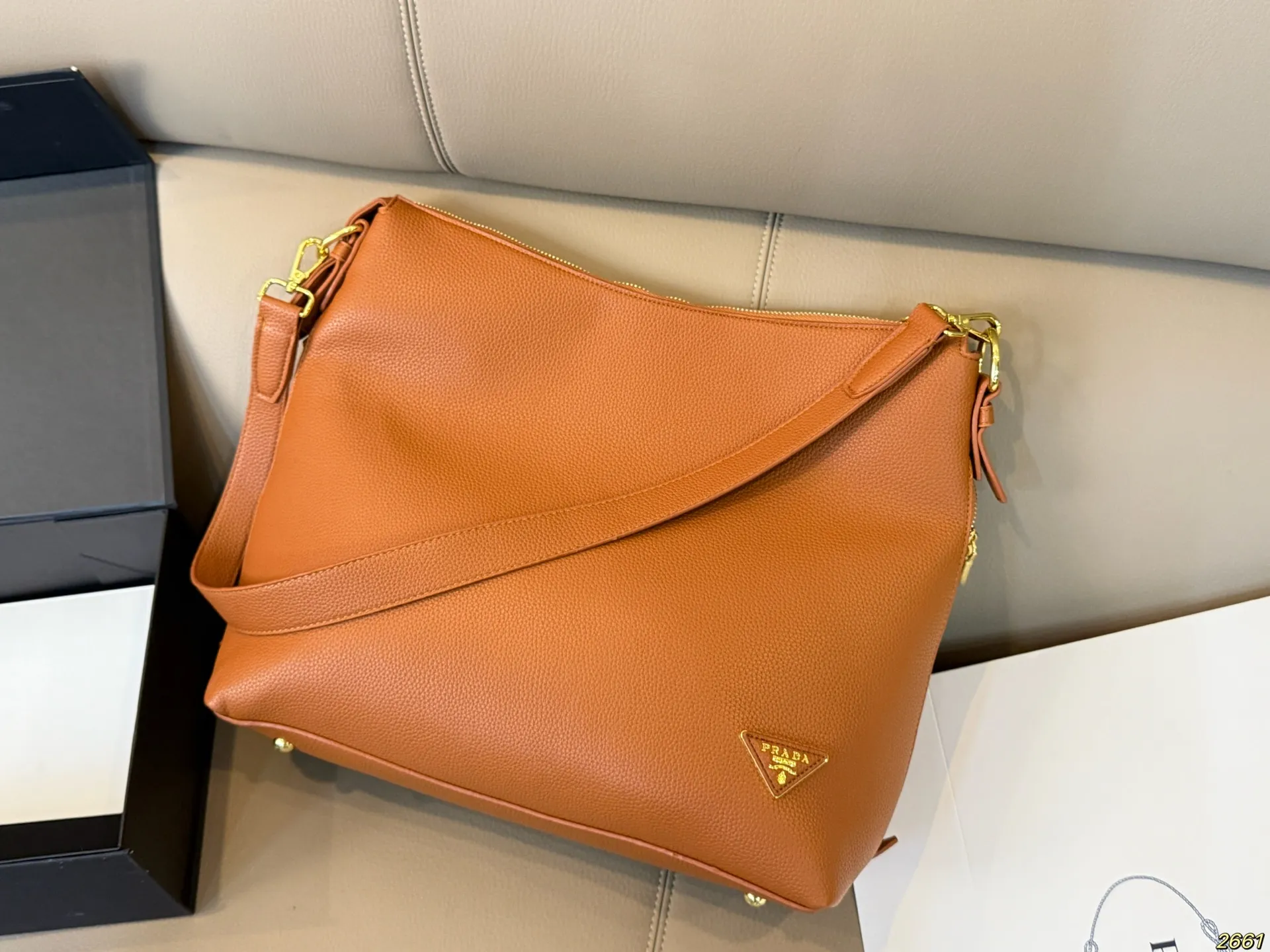 &yen;165 普拉达Prada 新款托特包腋下包 充满了不一样的帅气感 甜酷辣妹穿搭必备 尺寸： 34 31