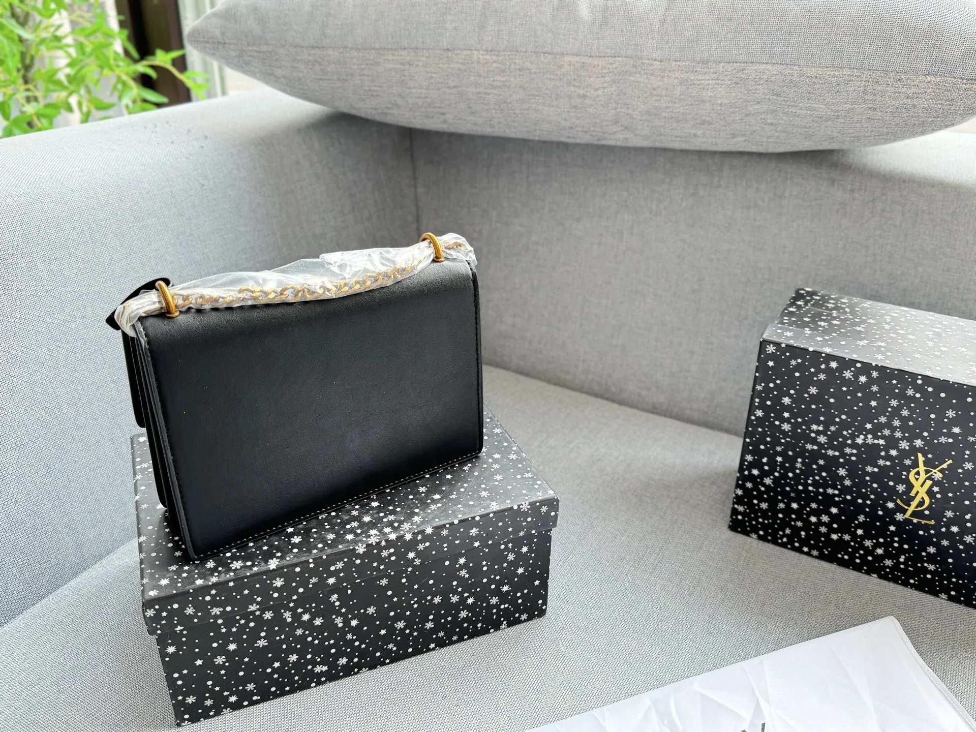 💰130 天地盖 size：22&times;15 圣罗兰 YSL SUNSET 徽章 日落包单肩斜挎手提包 链条包 低调奢华又复古计。包身硬挺，风琴式翻盖+徽章装饰，细节满分! 小巧实用，通勤休闲都 OK。内部多层隔层，收纳力强，链条肩带可单肩/斜挎，百搭灵活。