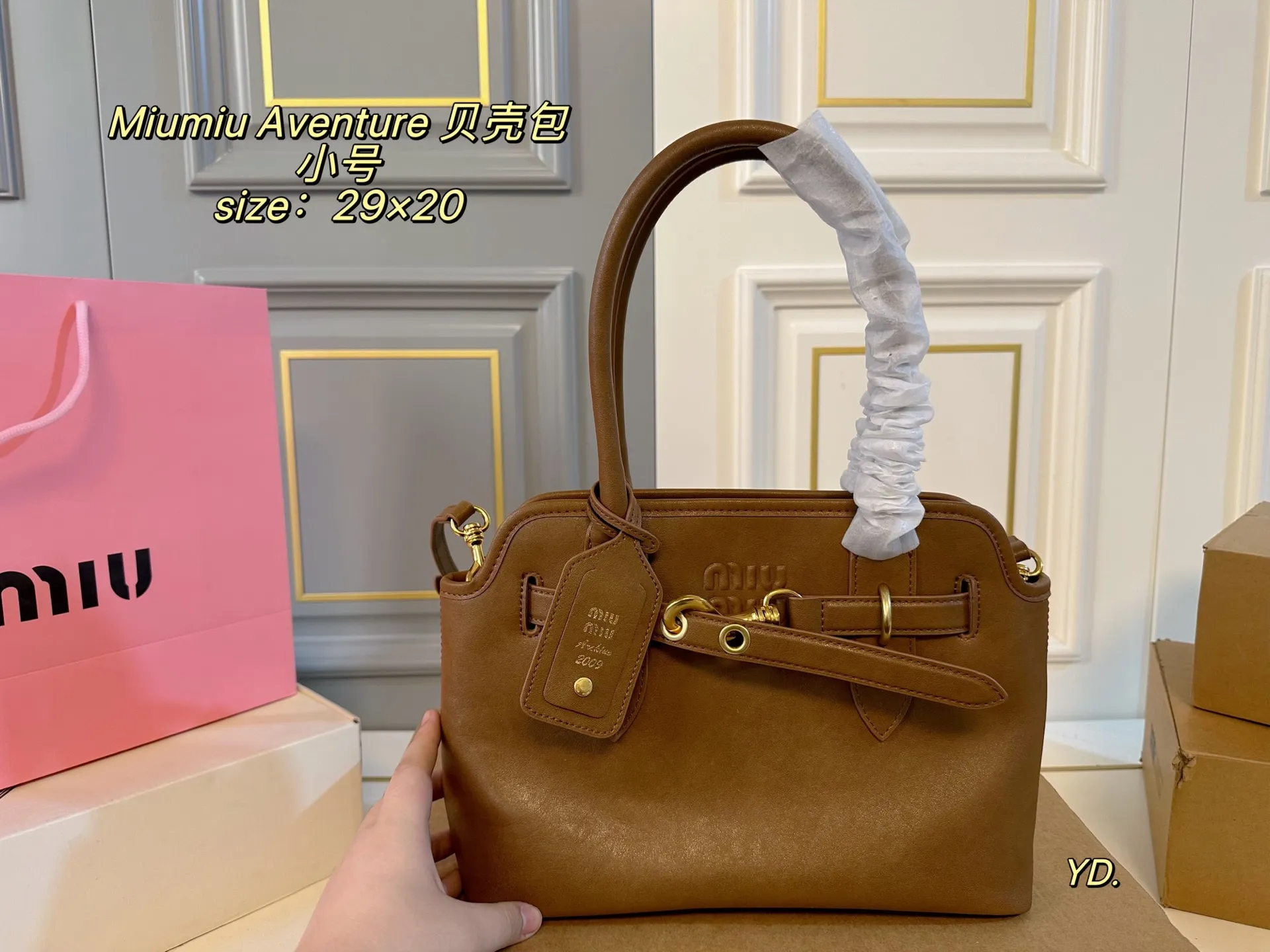 P230小号（无盒） size：29&times;20小号 MiuMiu缪缪新款Aventure24贝壳包 💕 皮质有种做旧年代感 复古感满满 自重轻，设计感强，洋气时髦 超大空间，又高级又能装‼️