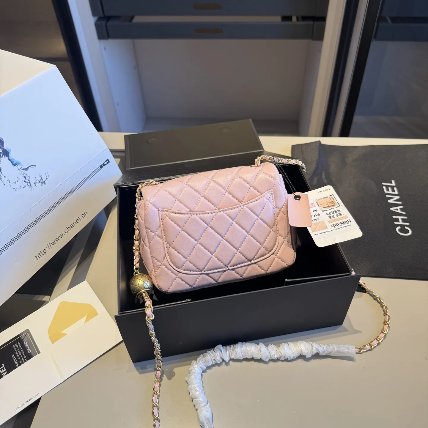 🅿️165✅新品推荐🔜 升级版～顶级货🔥全套包装‼️ 金球🔥CHANEL香奈儿经典金球系列方胖子菱格链条包👍金球可调节～小香顶级小羊皮面料哦！采用原版复刻五金配件！经典logo！原版做工！皮质手感超级棒哦！堪比专柜品质～人手必备单品哦！✈️原版飞机盒🎁原版折叠礼盒包装（size：17*13）