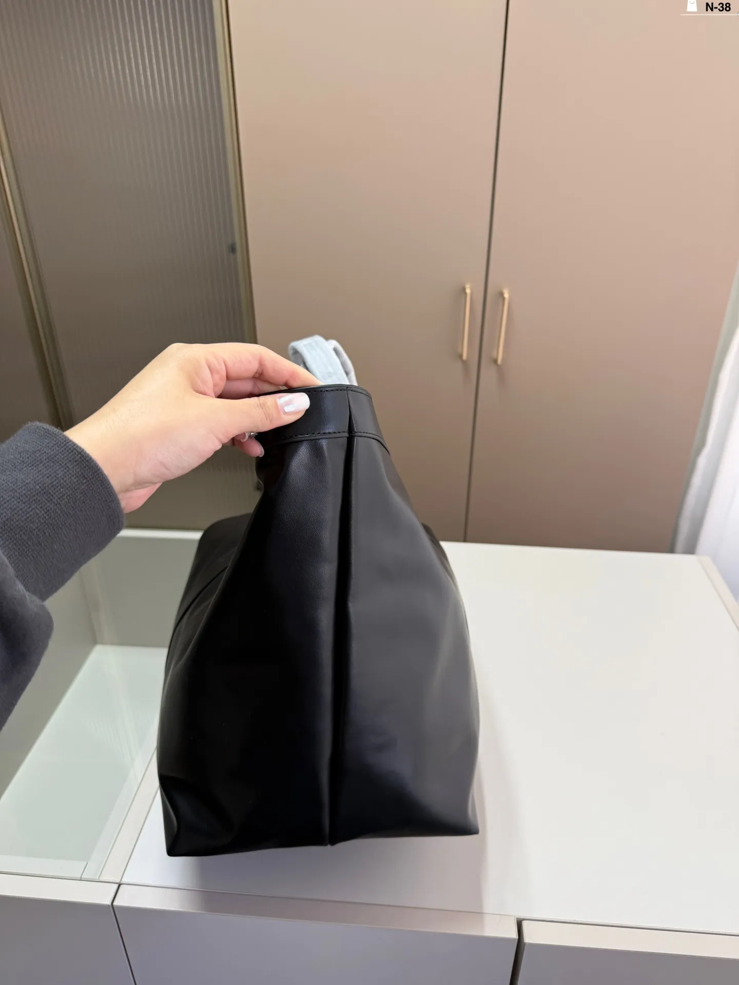 💰p165 圣罗兰 YSL WHY 托特包 容量是真的大 内里好多个口袋,超能装。 且自带一个小钱包,太实用了! N-38尺寸36.22.26配盒