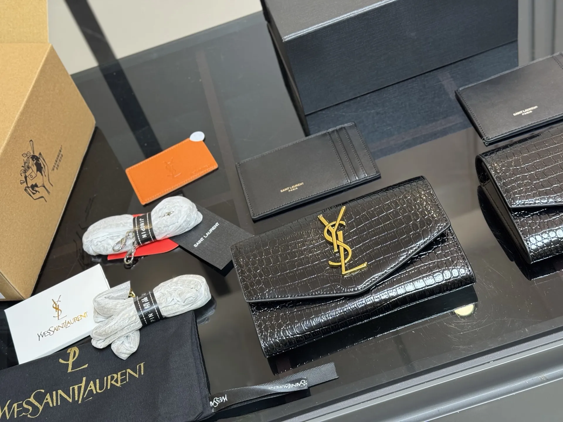 ¥150 配折叠盒飞机盒 size:19*12cm 圣罗兰 woc二合一信封包 牛皮看起来质感特别好!耐磨耐用! 🉑️斜挎🉑️