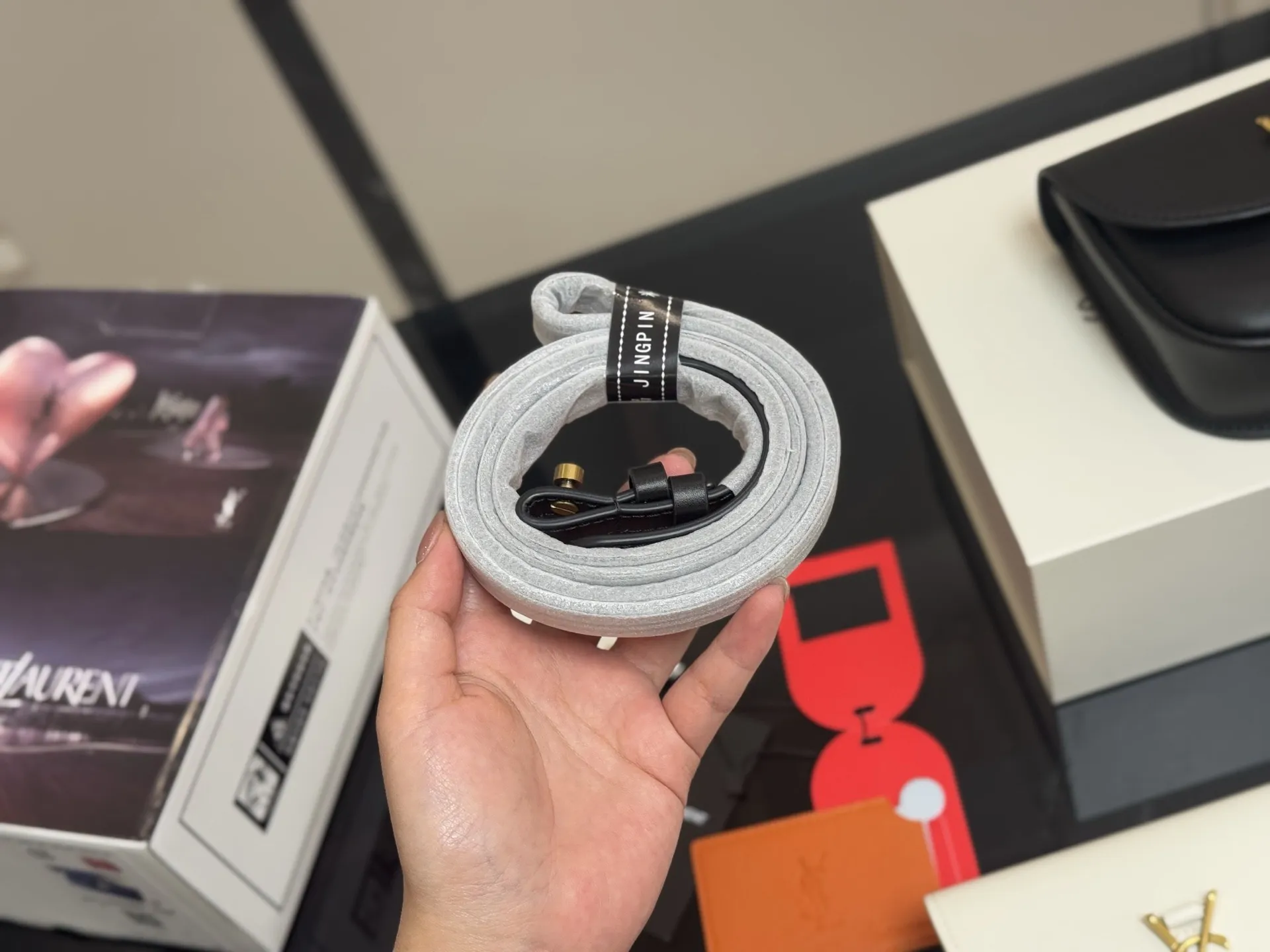 &yen;140 配折叠盒飞机盒 尺寸:17cm 圣罗兰 Kala马鞍 很好看啊啊啊 这款绝对是ysl的鼻祖！ 牛皮品质！ 太STALY！