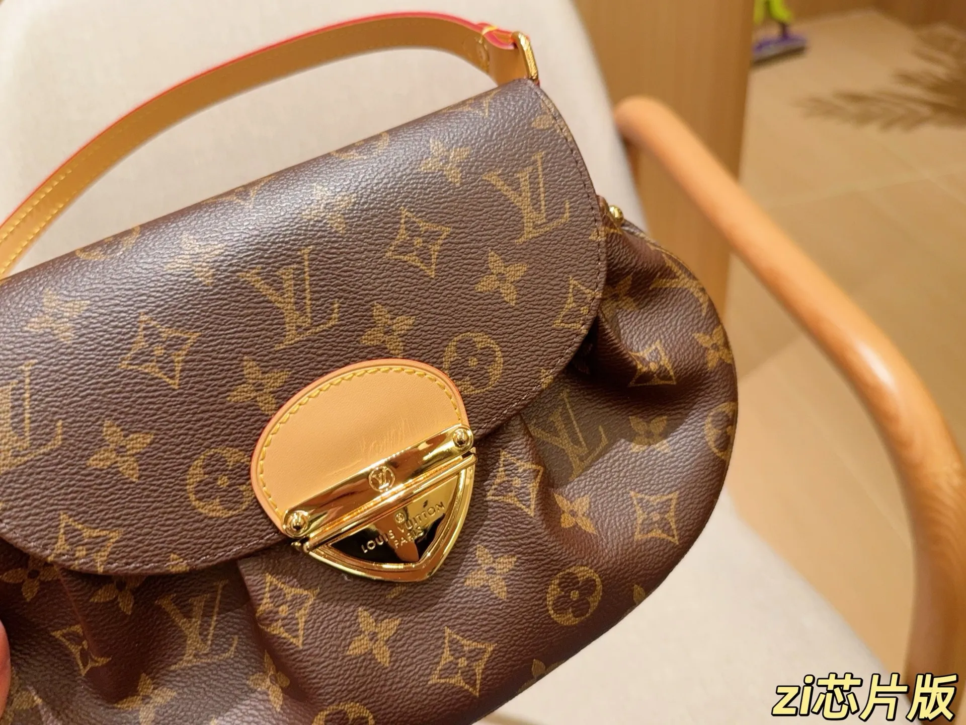 💰170 芯片版 Lv路易威登 Sunset元宝包翻盖插锁邮差包腋下包 尺寸25×18×6 礼盒包装➕飞机箱✈️