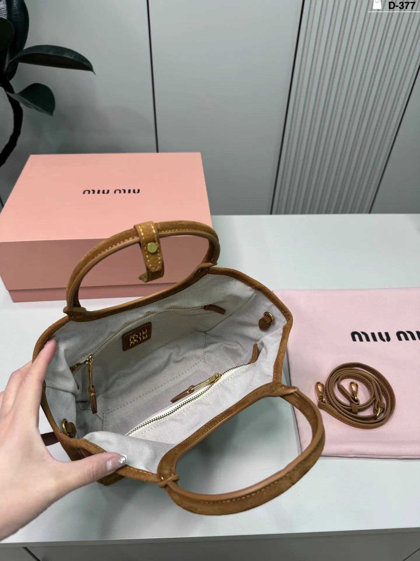 💰p165 D-377尺寸22&times;18折叠盒 Miu Miu Ivy手袋， 简约复古风满满! 通勤休闲都能搭。 秋冬穿搭必备，轻松提升造型感。尺寸适中，实用又时髦，是Miu Miu热门单品，时髦精们都在入手!