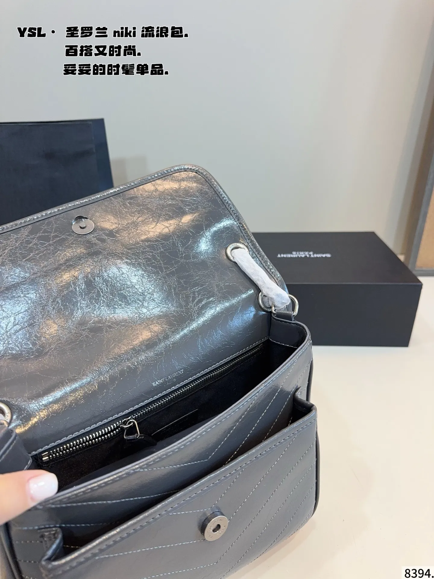 p190配礼盒🎁. 圣罗兰 niki 流浪包 专柜新款Ysl圣罗兰 早已成为明星/网红们最爱的这只 低调却超显高逼格气质 据说是ysl girl人手必备 优雅高贵的她成为潮流人士口中最爱的It Bag制造机 拥有无穷魅力 时尚感极强 柔软质感 黑色五金十分抢眼 单肩/斜挎百搭各种服饰 尺寸：28*9*20/cm