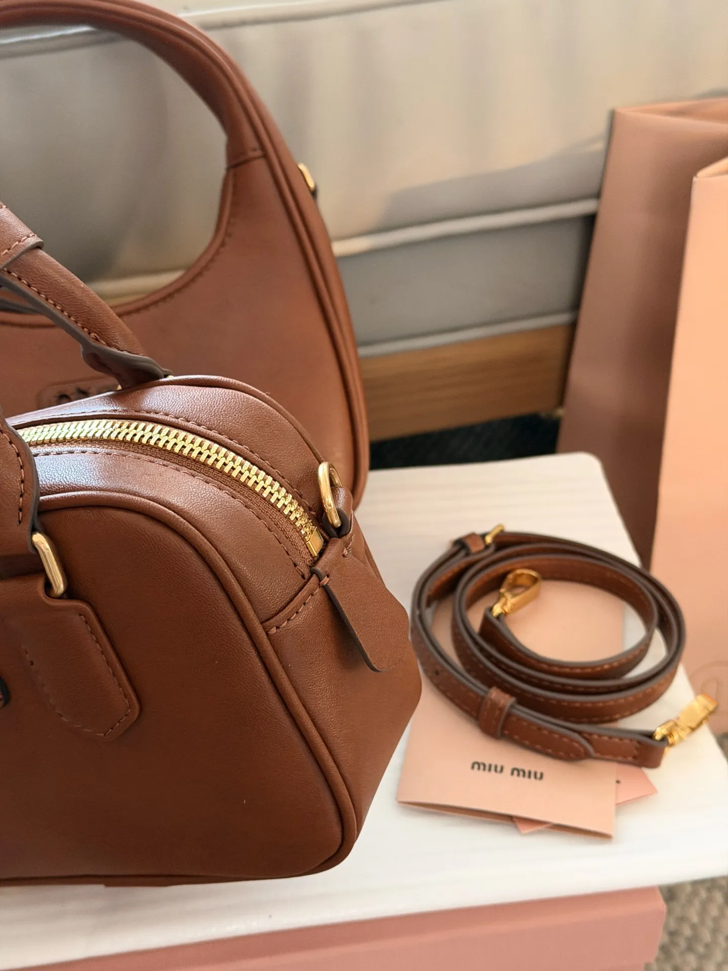 💰190 升级版配盒 size:20*14cm miumiu保龄球/公文包/吐司包 不要太高级,很高级~ 很难不爱啊啊! 可手拎也可斜挎 绝对不是小废包哦!容量足足的~~ 出场就是miumiu小公主