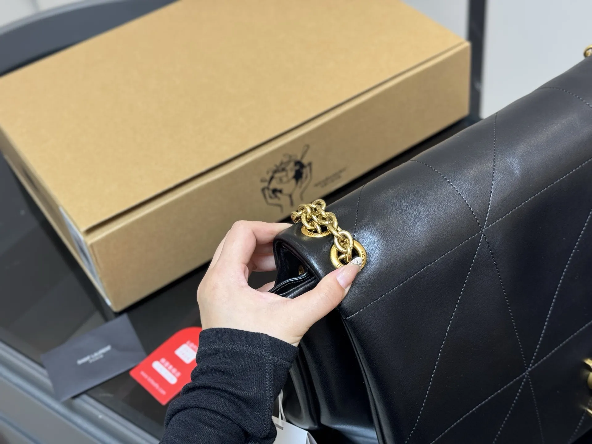 &yen;220 配盒 SAINT LAURENT|新款 链条包百Jamie」 圣罗兰新款大包JAMIE,你的时尚救星来了!」超细腻羊皮纹 手感舒适且耐用。 珠宝级工艺金属链条， 细节处的精致让你的品位更 上一层楼。 说慵懒松弛的设计，让你轻松驾驭各种场合，既有范又显气质。 由这款包包不仅日常实用，更是展现你的时尚态度! 40.30cm