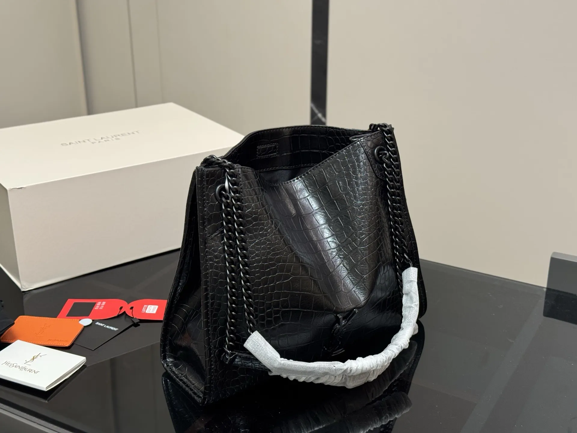 &yen;200 配全套包装 size：32*27 圣罗兰的托特包 抓皱油蜡牛皮 niki shopping bag 很不一样杨树林 niki和这款托特确实是别出心裁的设计有种莫名其妙的时髦