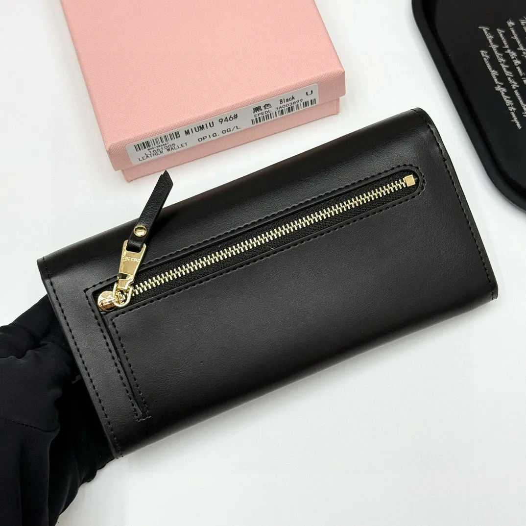 📢📢📢p105 miumiu 946 颜色：黑色 粉色 深灰色 浅灰色 尺寸：19*10.5*3.5 说明:miumiu专柜最新款火爆登场！采用头层牛皮，做工精致， 媲美专柜！绝美配色，超级精致时尚！