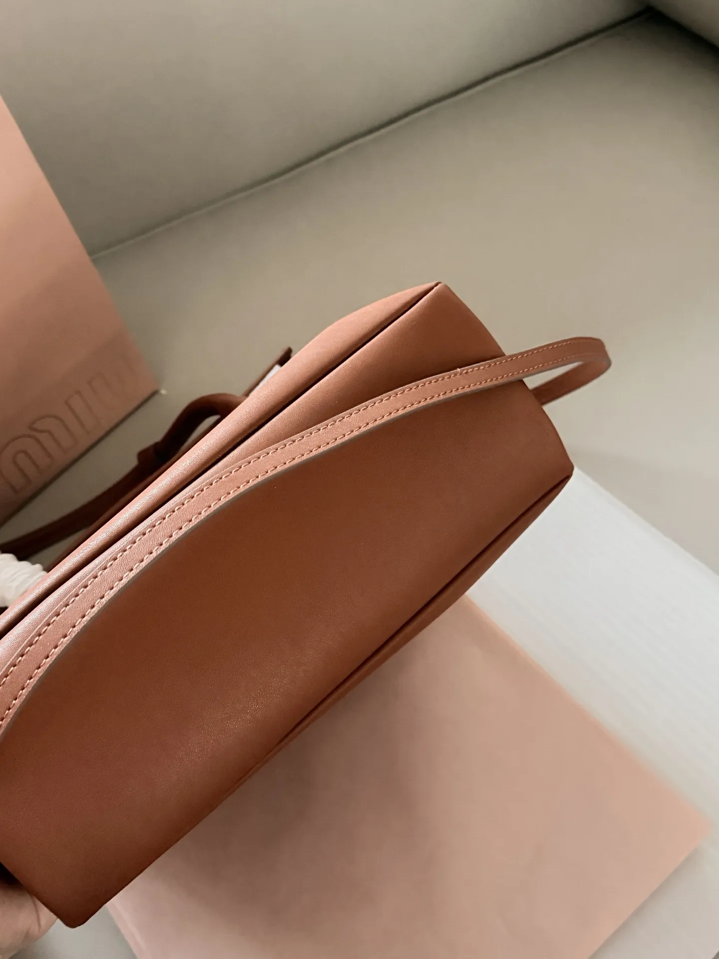 💰225 配盒 size：28*20cm Miumiu Solitaire用上了! 这只Solitaire简直让我一眼万年! 复古调调拿捏得死死的， 亮面皮超级好看 质感也超好！ 两边的翻盖格设计真的很贴心， 磁吸翻盖很方便 可手提可单肩可斜挎， 从实用性来说，这只Solitaire真的nice！