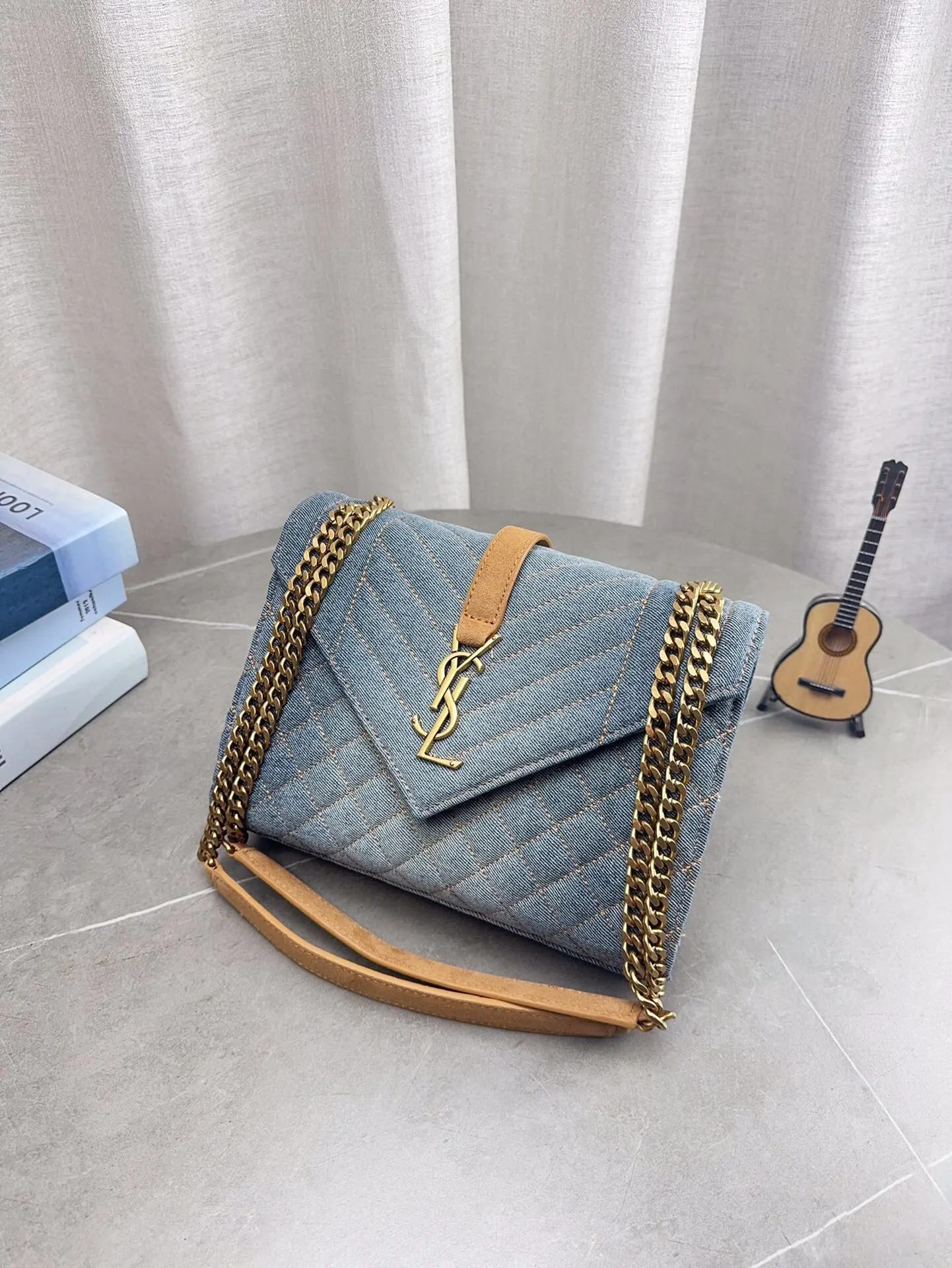 折叠飞机礼盒包装 高品质YSL圣罗兰牛仔链条信封包 简约才是百搭公式。 复古又时髦，妥妥的街拍神器。 出街通勤都可。 容量很大，可肩背、斜挎。 搭配很显高级感。 是帅气女孩不可缺少的一款经典存在。 尺寸24*17cm p185