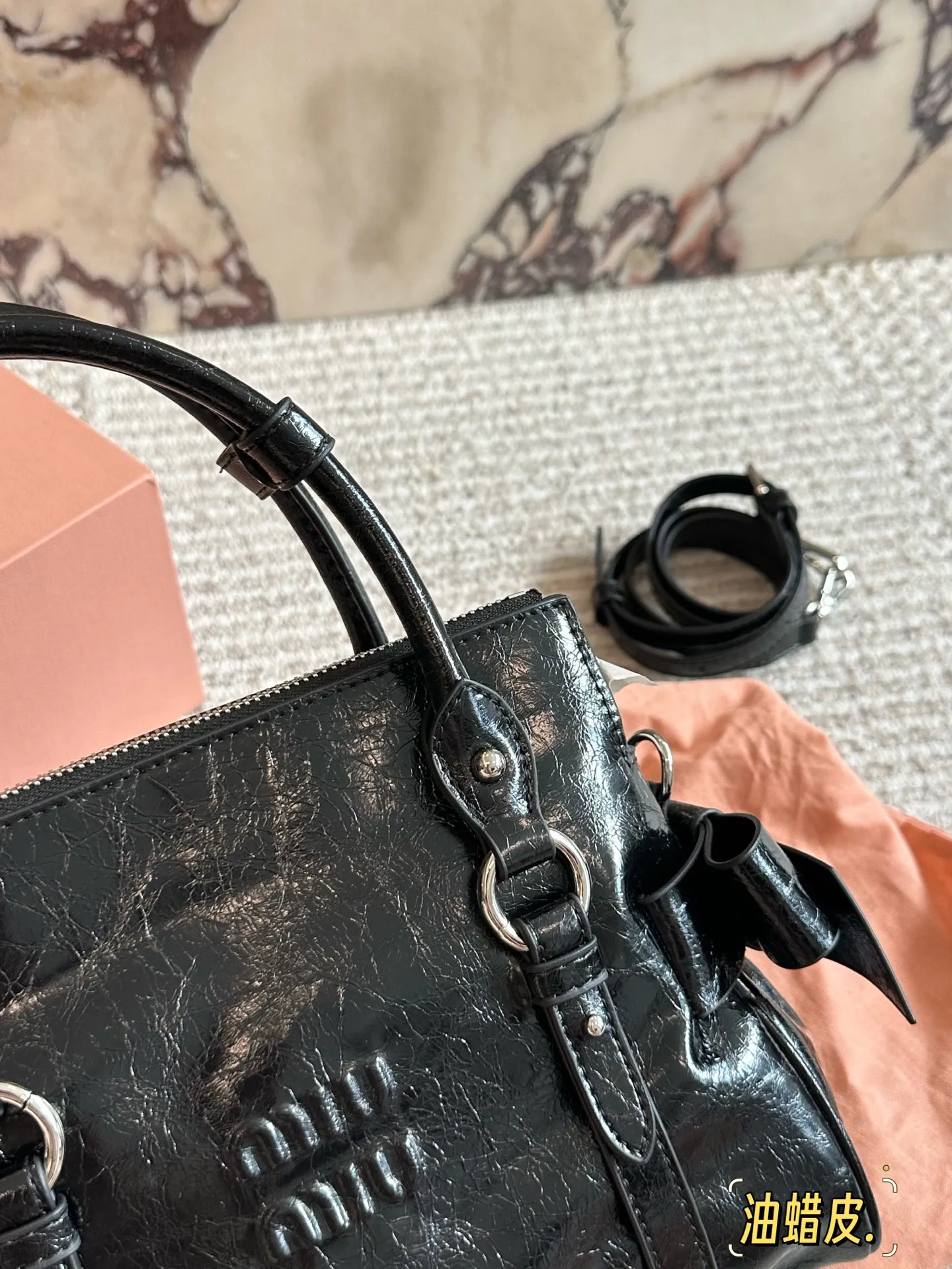 p280 MiuMiu蝴蝶结机车包​​ ✨MiuMiu蝴蝶结机车包，油蜡小牛皮材质，细腻光泽+复古褶皱感，摩卡棕配银色五金，甜酷复古风满分！两侧蝴蝶结超少女，手提斜挎都OK，日常通勤、休闲出街都能轻松驾驭👜。容量适中，手机、化妆品都能装，实用又时髦，是MiuMiu经典复刻款，复古与现代感兼具，超适合喜欢个性风格的姐妹们！💖25cm配盒子