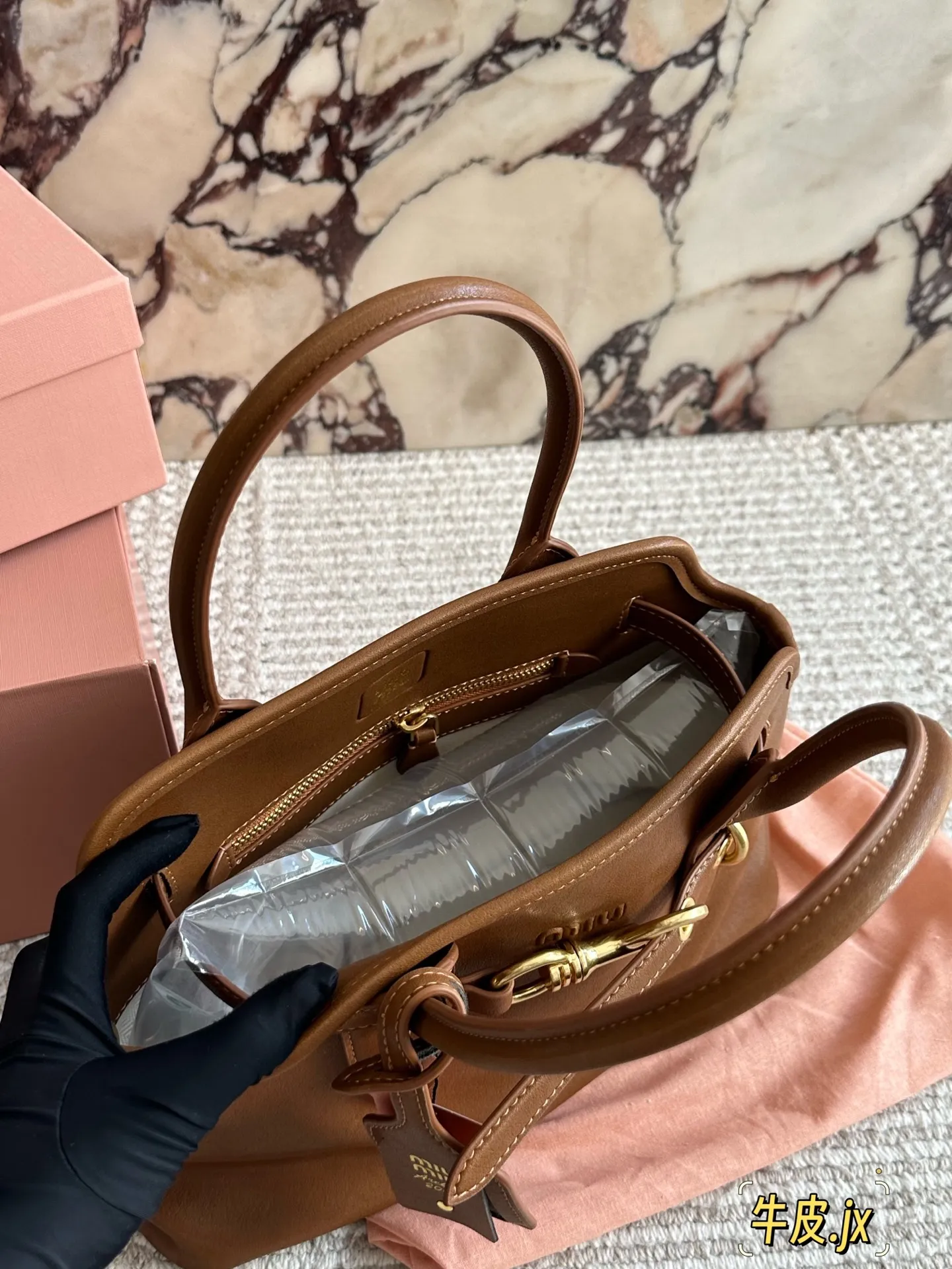 p250 原版皮 miumiu复古Aventure系列贝壳包 Aventure系列贝壳手提/斜挎包.上线啦! 24ss最流行款式,做旧褪色感的皮革颜色与质地,配上金属皮带搭扣高级又复古,采用小牛皮制作的包身设计精致,方正复古的造型 手提腋下斜挎包随意切换! 优雅通勤超好穿快快加入miu女孩吧! 尺寸:33 21cm复古包#牛皮包包