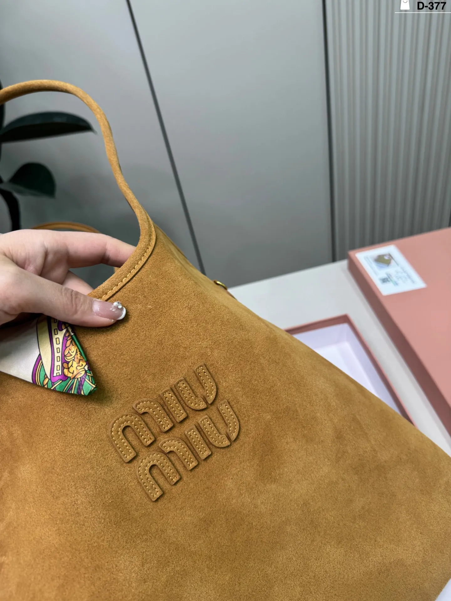 💰p155 D-377尺寸35&times;33配盒 miumiu缪缪ivy托特包 有种谁背都是萌萌的既视感hahaha~ 帆布牛皮皮质哦！