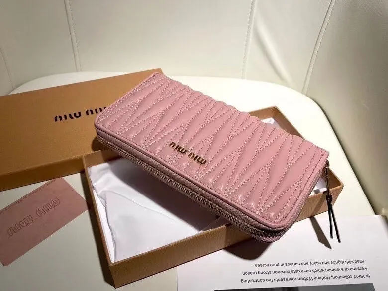 P95🎀miumiu 5550🎀颜色 黑色 粉色 🎀尺寸 19*10.5*3.5 🎀miumiu专柜最新款!专柜爆款热力来袭,经典提花压纹设计,釆用顶级进口小羊皮,皮质细腻柔软,做工精细!